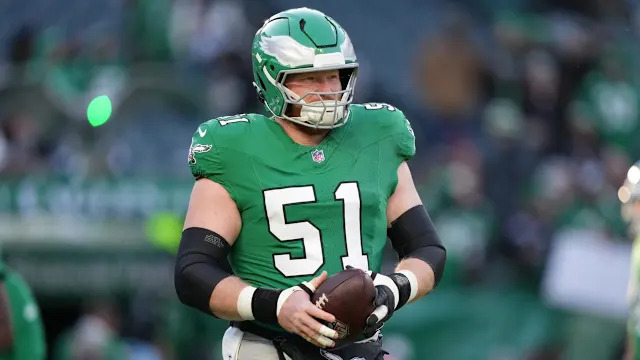 Jogador da linha ofensiva dos Philadelphia Eagles em campo.