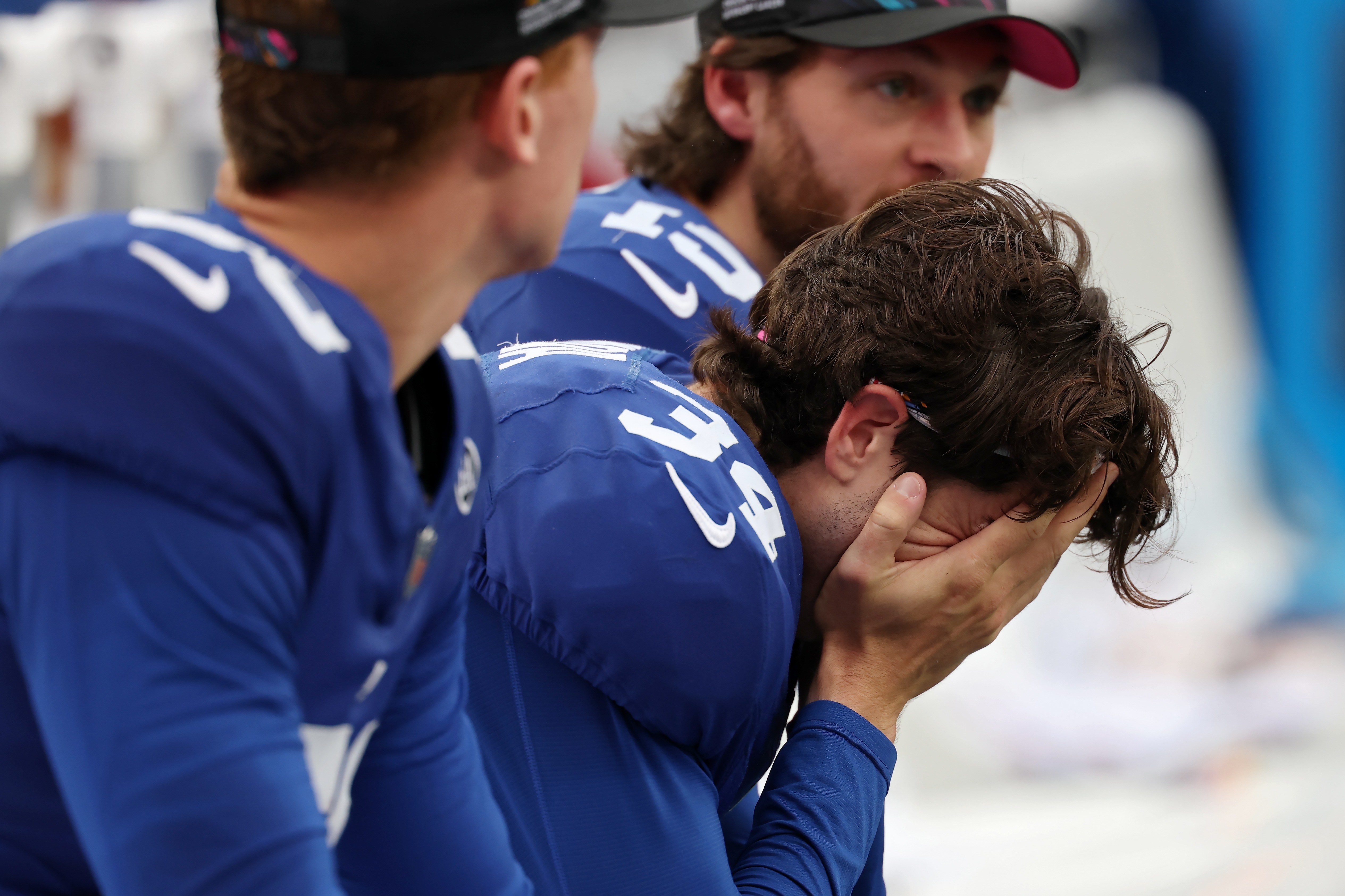 Dominic Zvada reage no banco dos Giants após um field goal perdido contra Washington.
