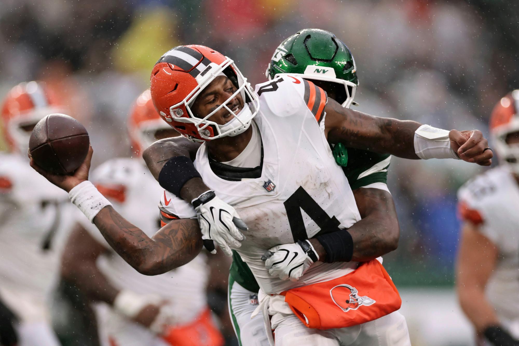 Deshaun Watson é derrubado por Jarvis Brownlee Jr. no confronto entre Browns e Jets.