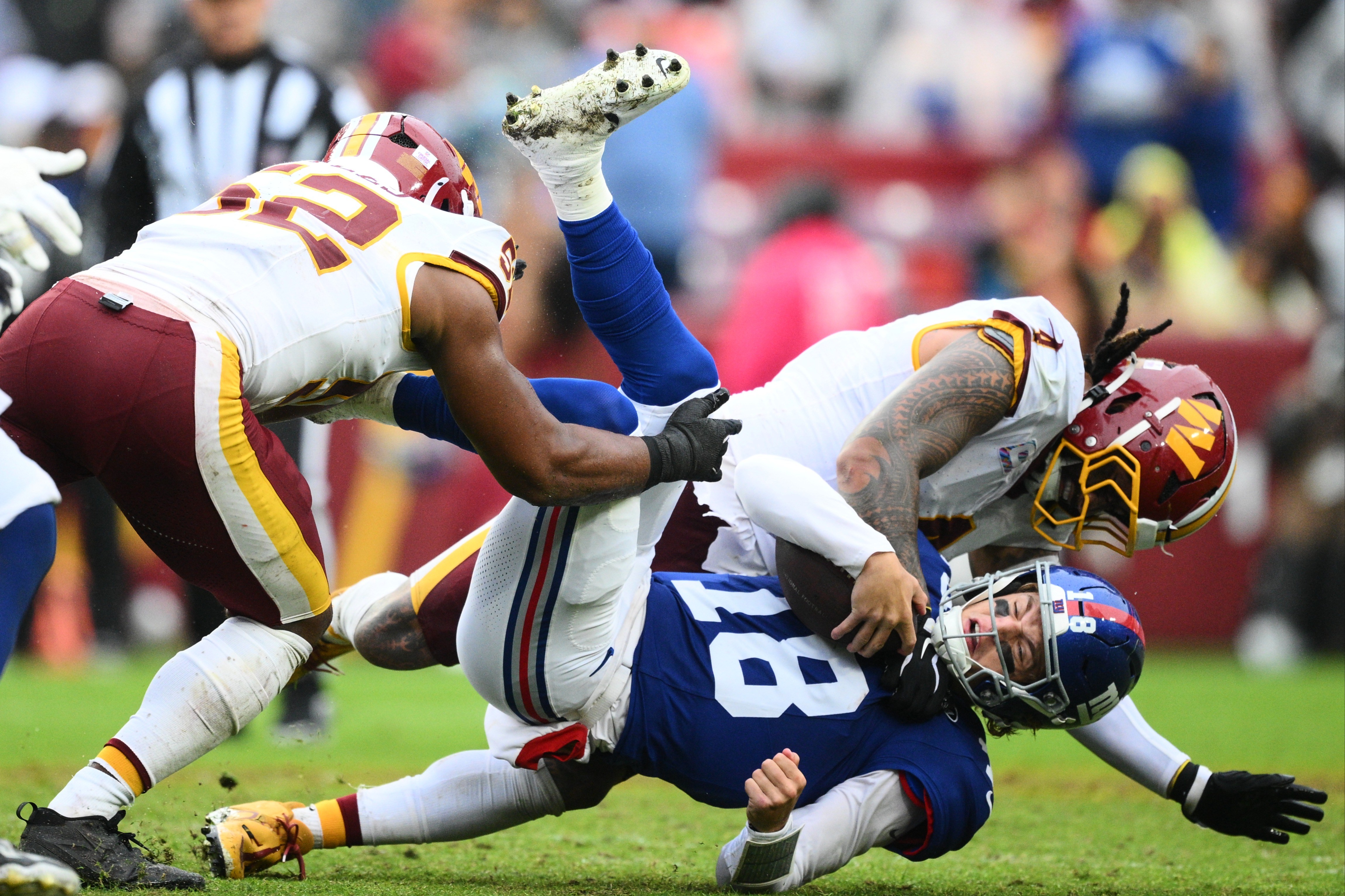 J.J. McCarthy é derrubado pela defesa dos Commanders em sua estreia pelos Giants.