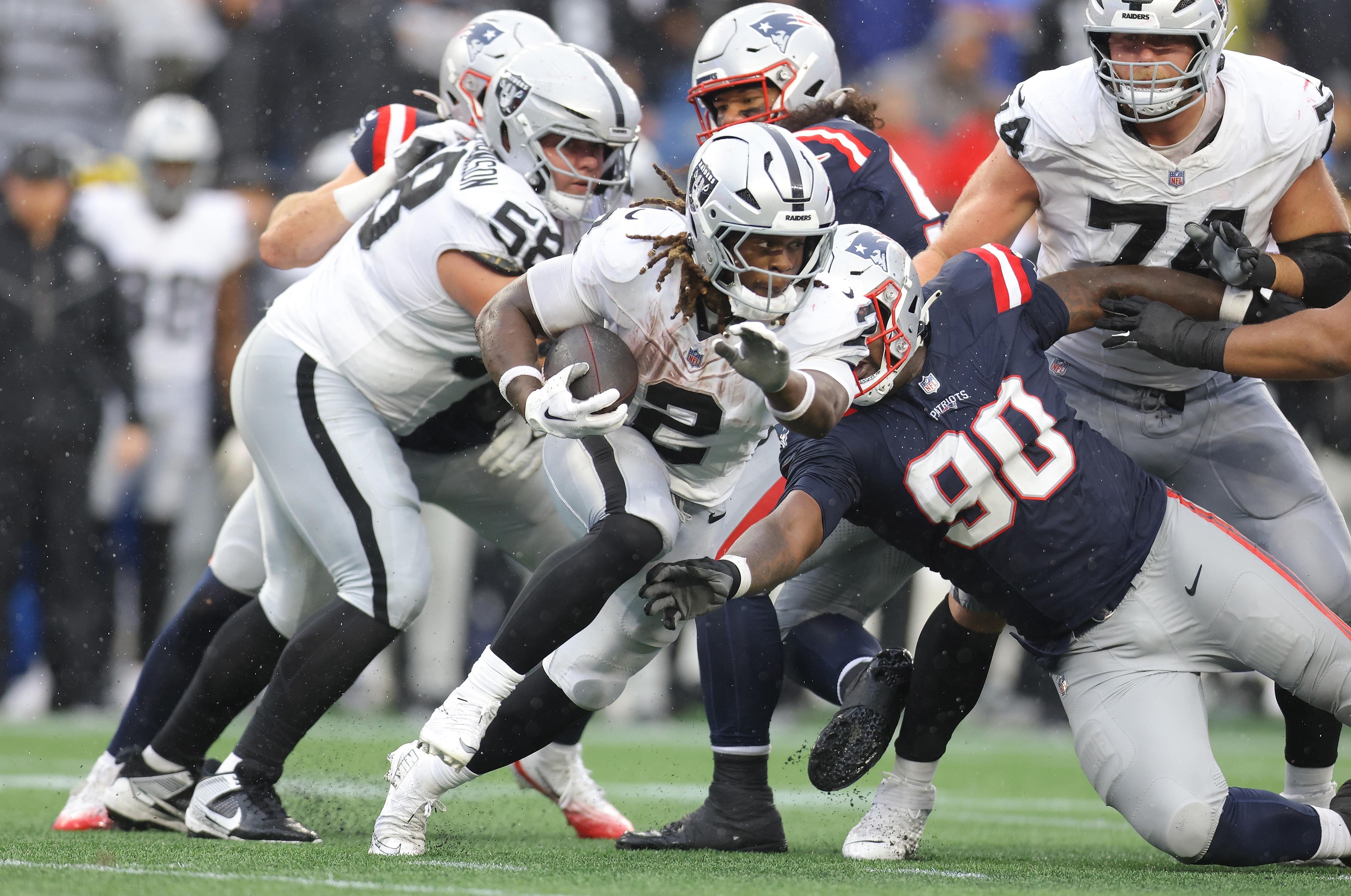 Jogador dos Las Vegas Raiders carrega a bola contra os New England Patriots.