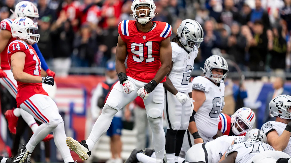 DeMario Douglas e companheiros dos Patriots comemoram diante dos Raiders.