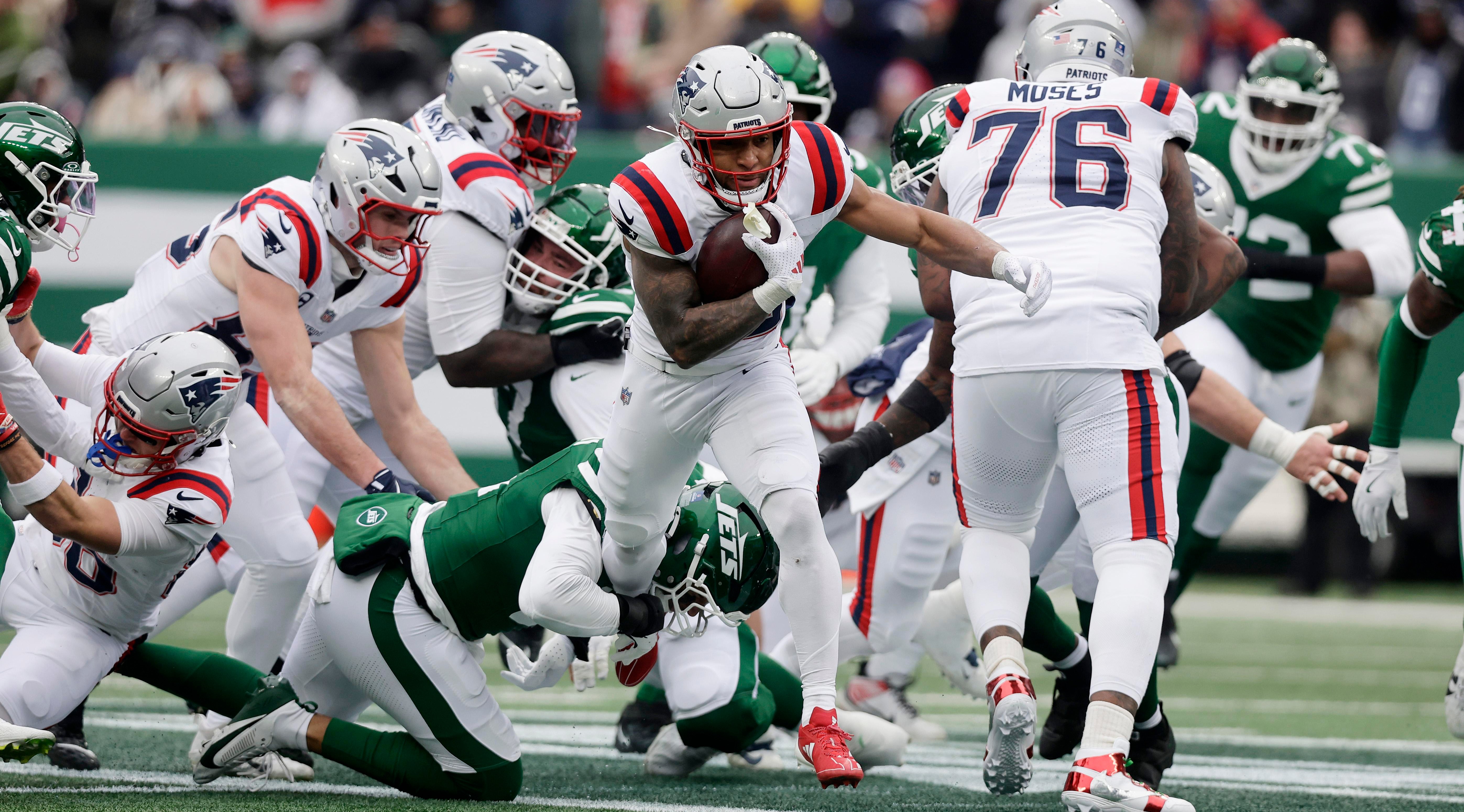 Linha ofensiva dos Patriots bloqueia a defesa dos Raiders.