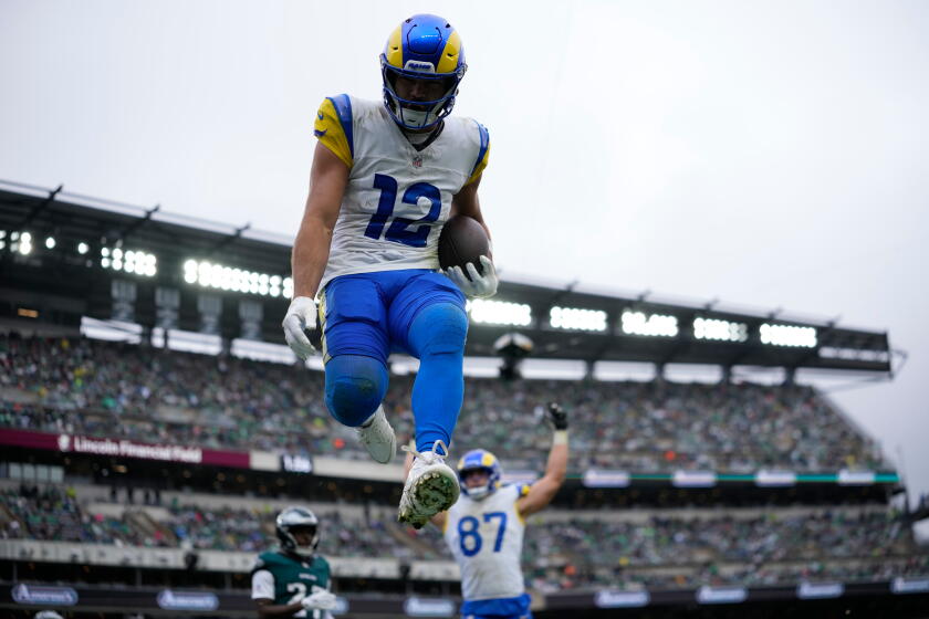 Puka Nacua comemora um touchdown dos Rams diante dos Eagles.