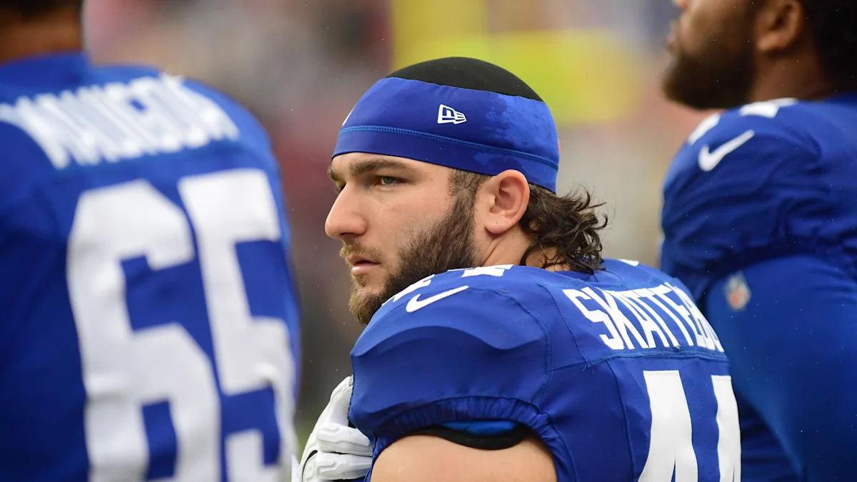 Cam Skattebo, running back do New York Giants, no banco da equipe.