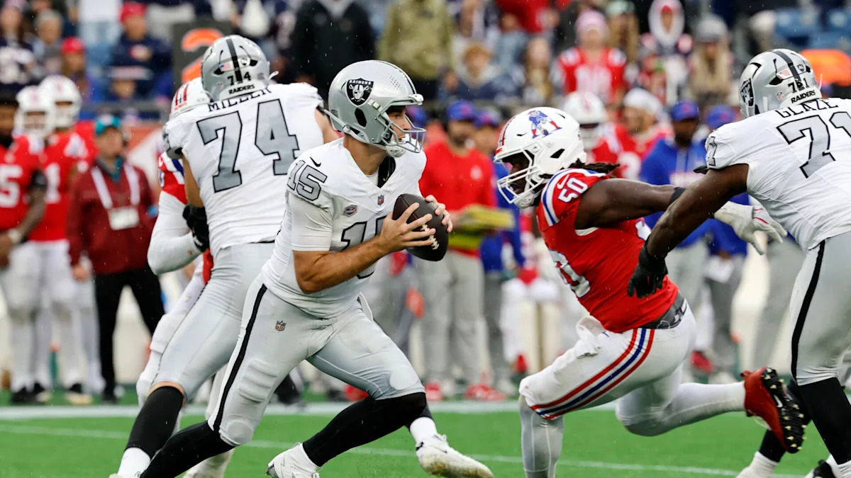 Fernando Mendoza prepara um passe pelos Raiders contra os Patriots.