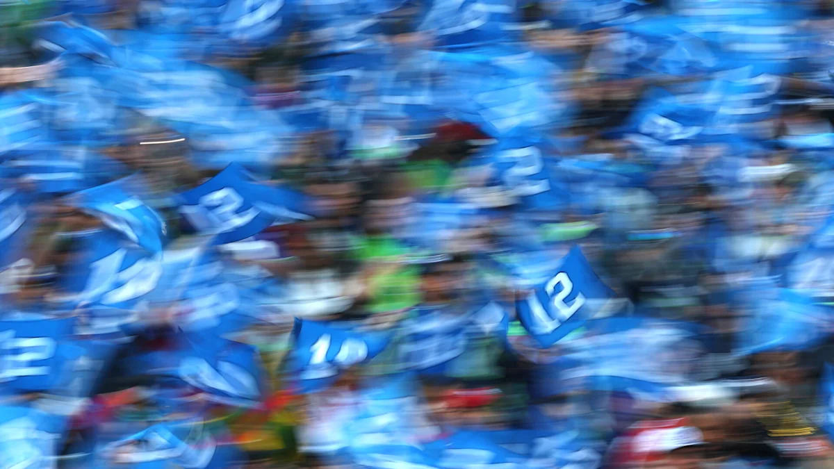 Imagem de uma transmissão de futebol americano.