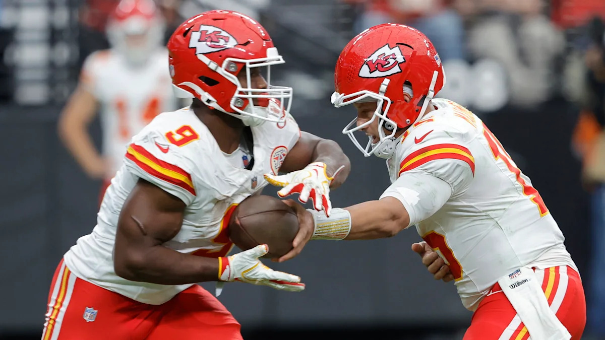 Kenneth Walker recebe a bola pelo Kansas City Chiefs.