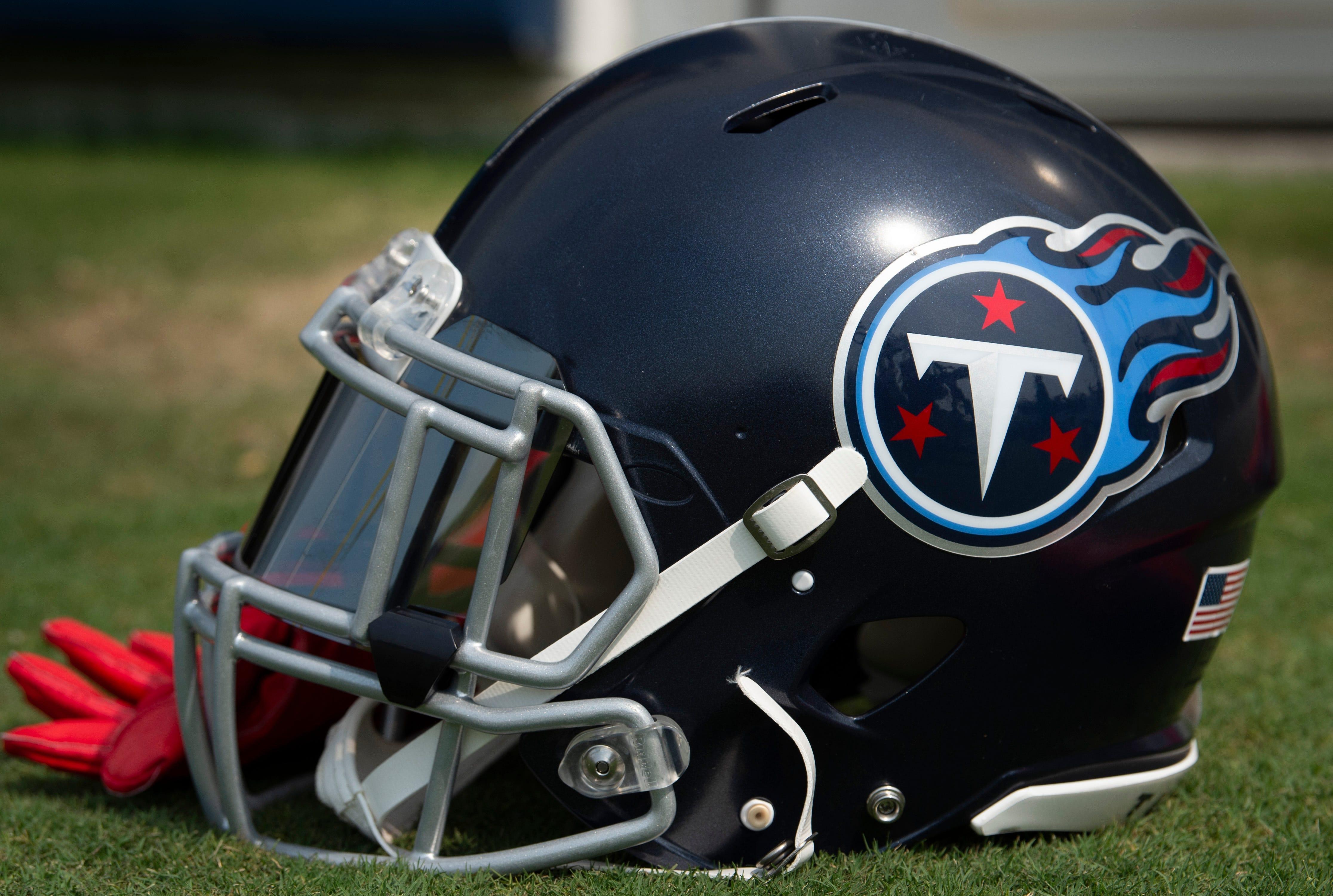 Capacete do Tennessee Titans durante treino em julho de 2021.
