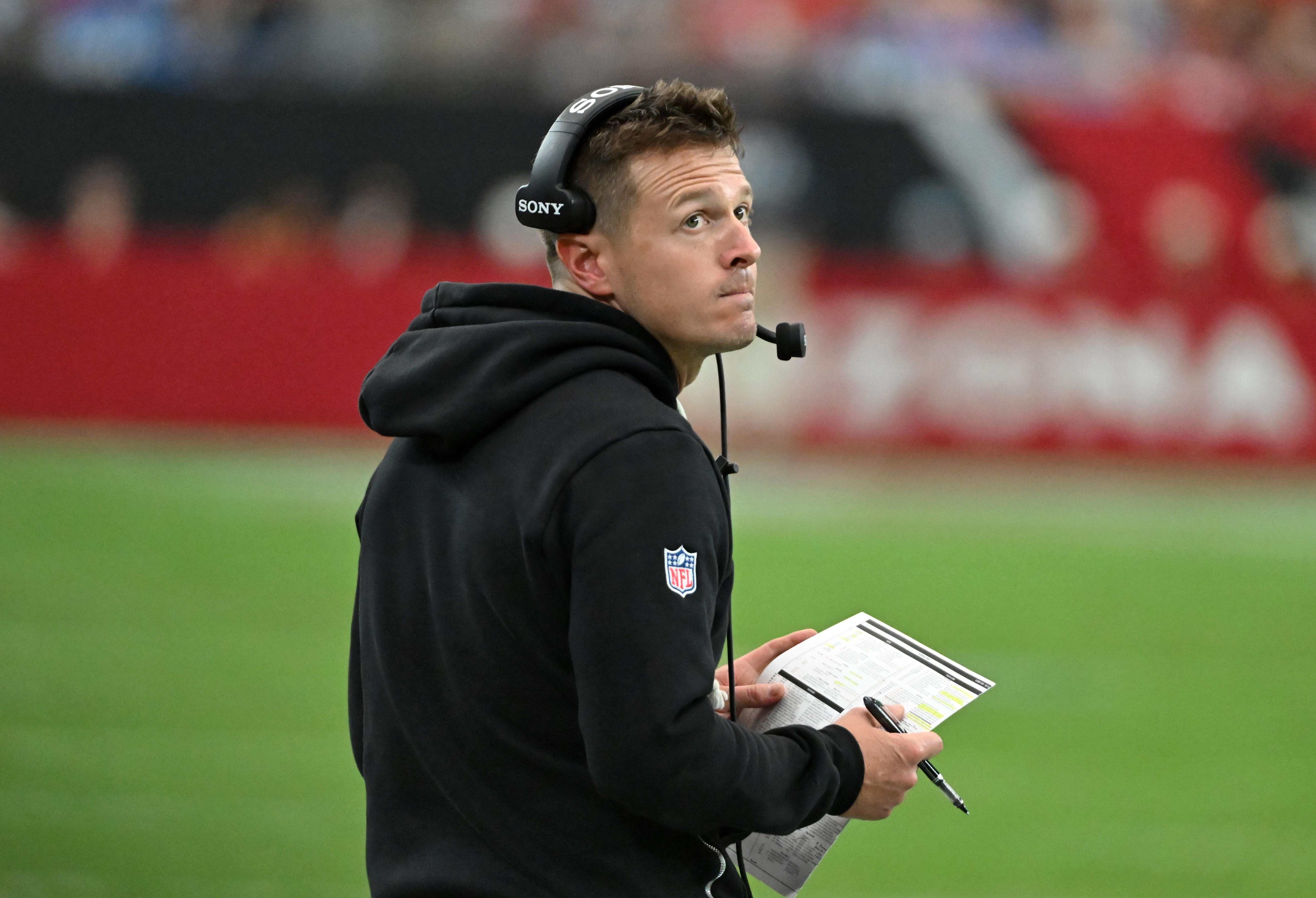 Integrante da comissão técnica dos Cardinals acompanha uma partida.