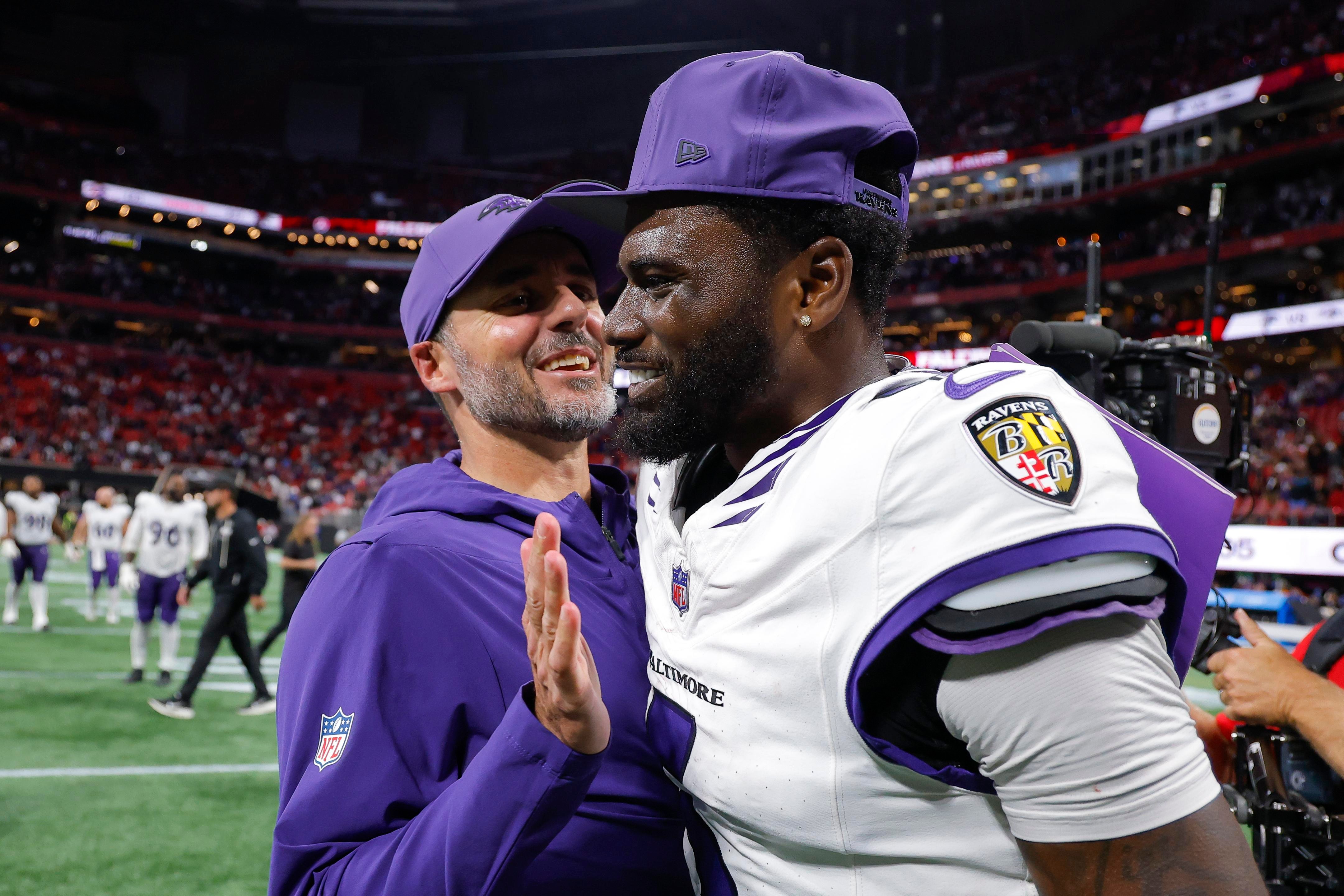 Jesse Minter comemora com Tyler Huntley após a vitória dos Ravens sobre os Falcons.
