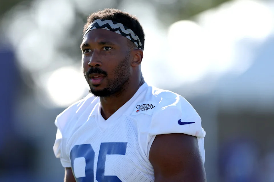 Myles Garrett participa do training camp dos Rams em julho de 2026.