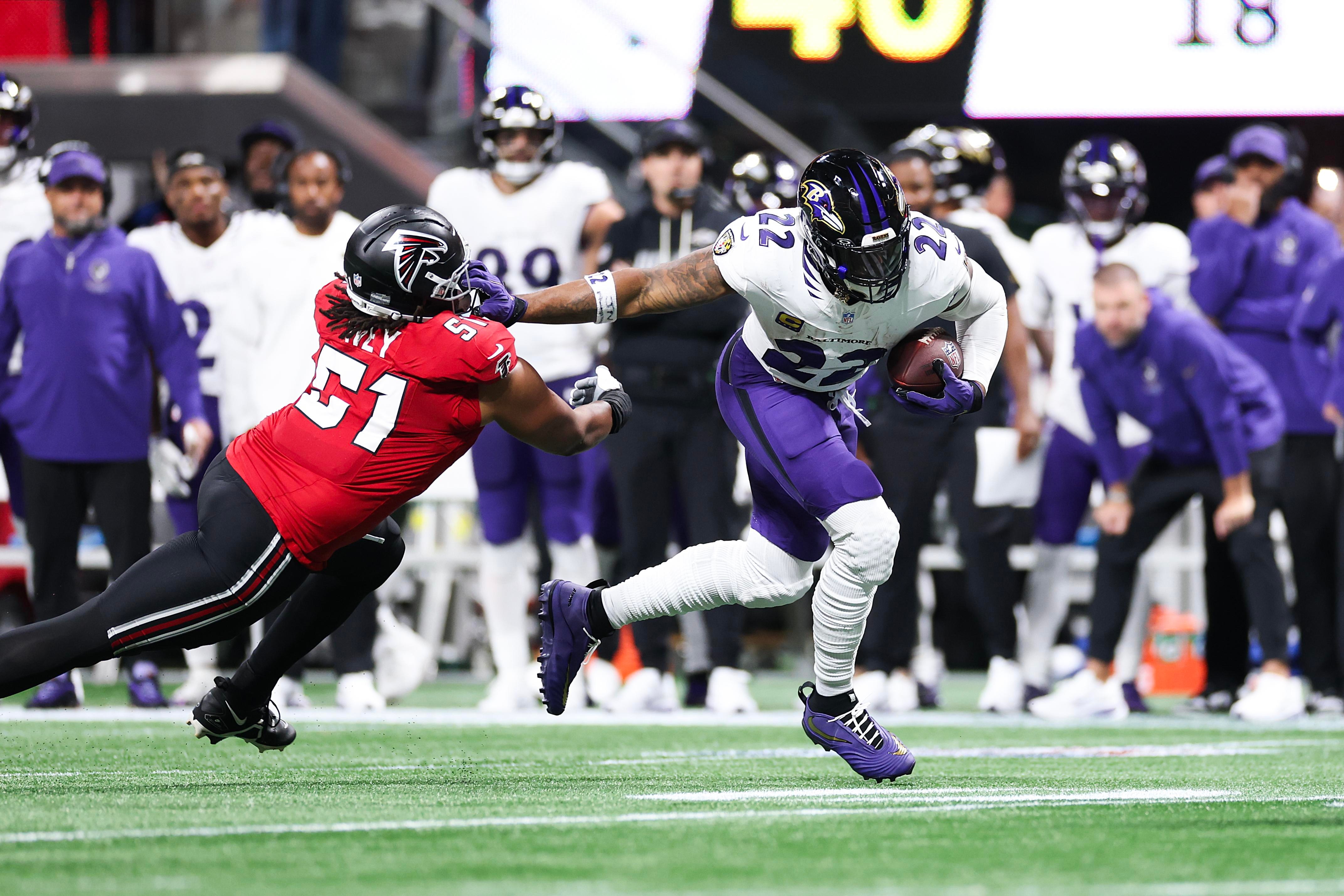 Derrick Henry corre com a bola pelos Ravens contra os Falcons.