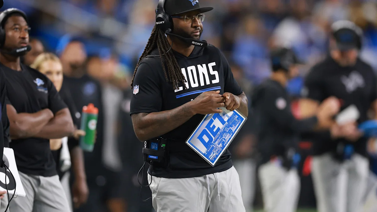 Kelvin Sheppard acompanha uma partida dos Detroit Lions.