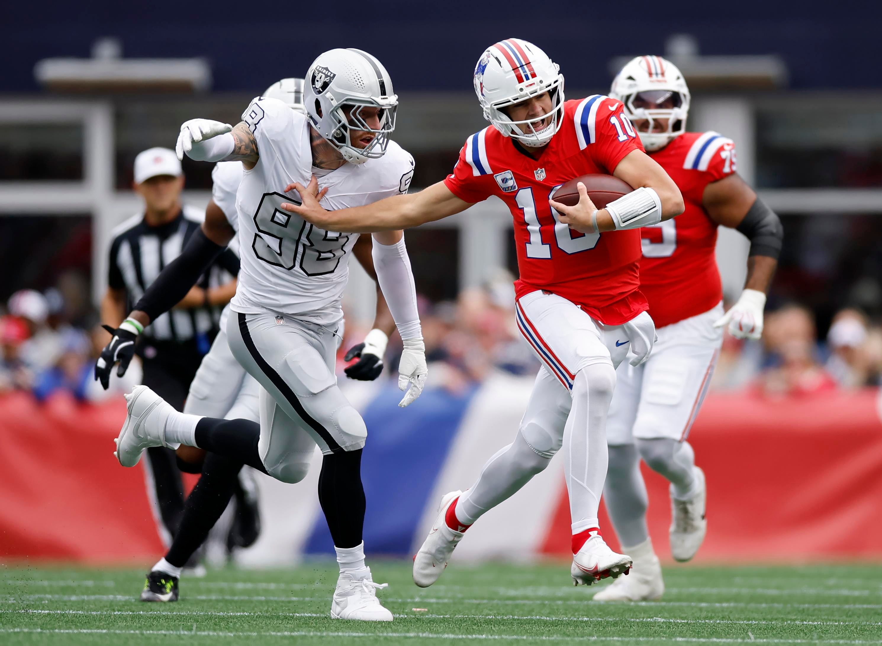 Maxx Crosby pressiona Drake Maye em Patriots x Raiders.