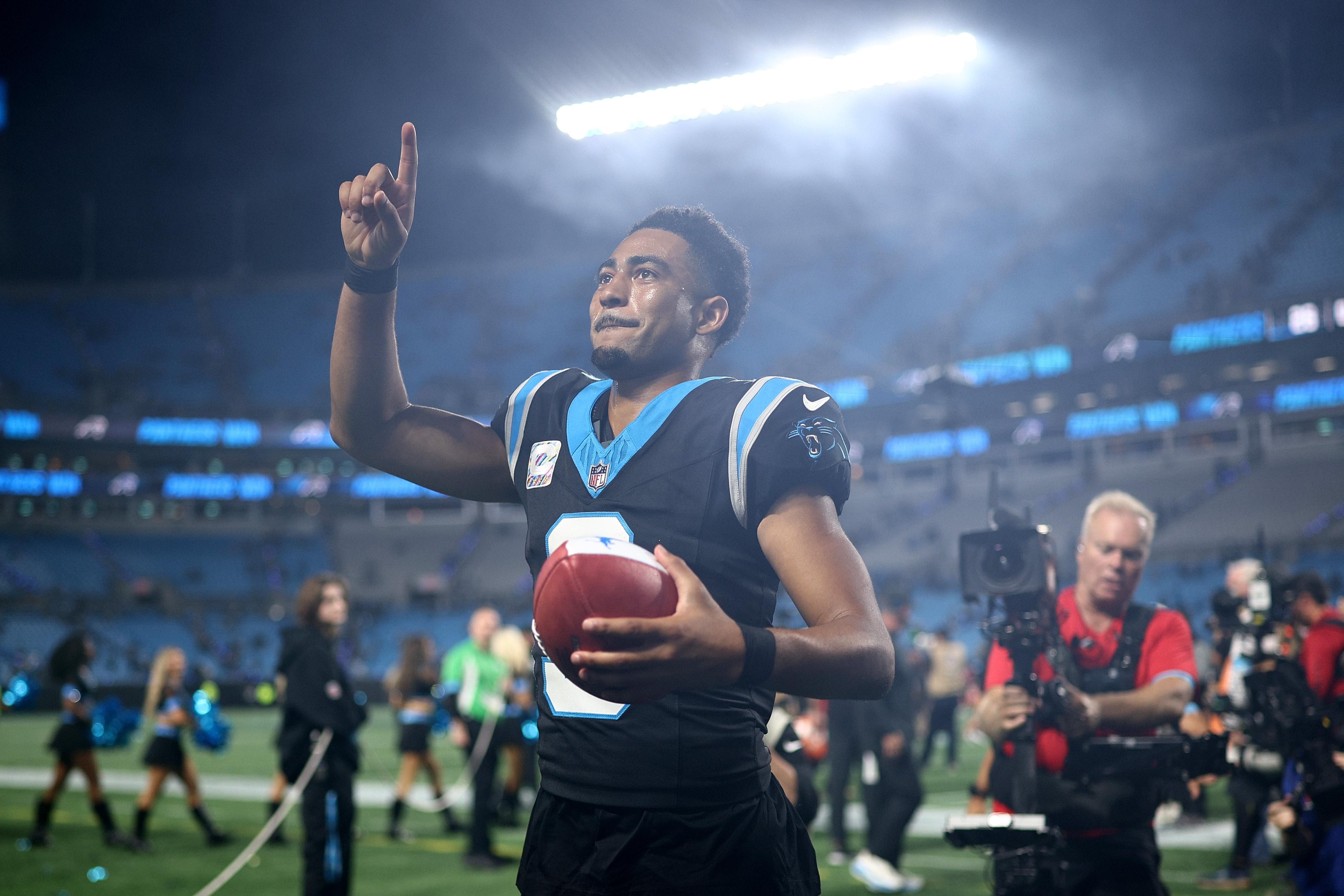Bryce Young comemora uma vitória dos Panthers.