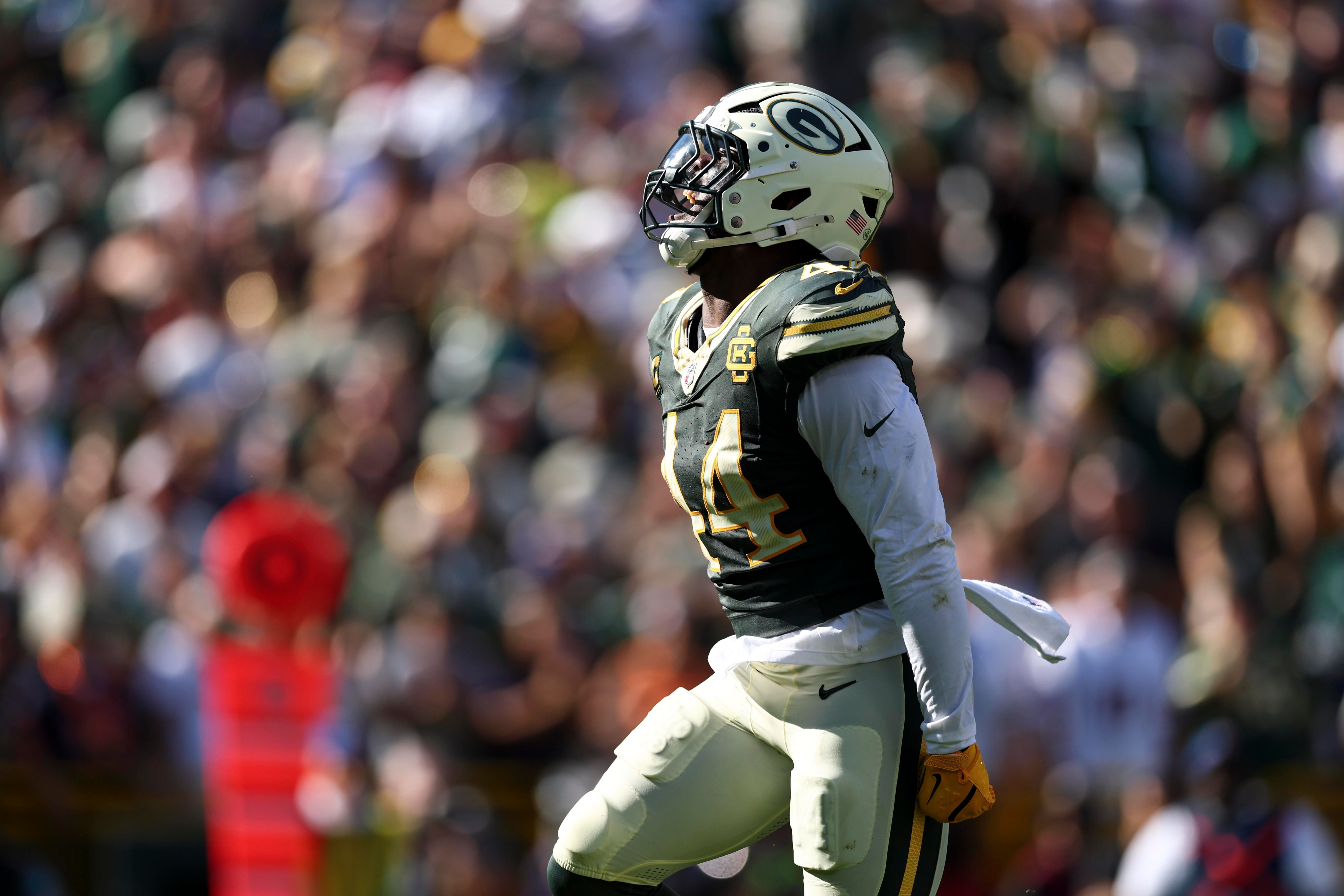 Zaire Franklin comemora uma jogada dos Packers contra os Bears.