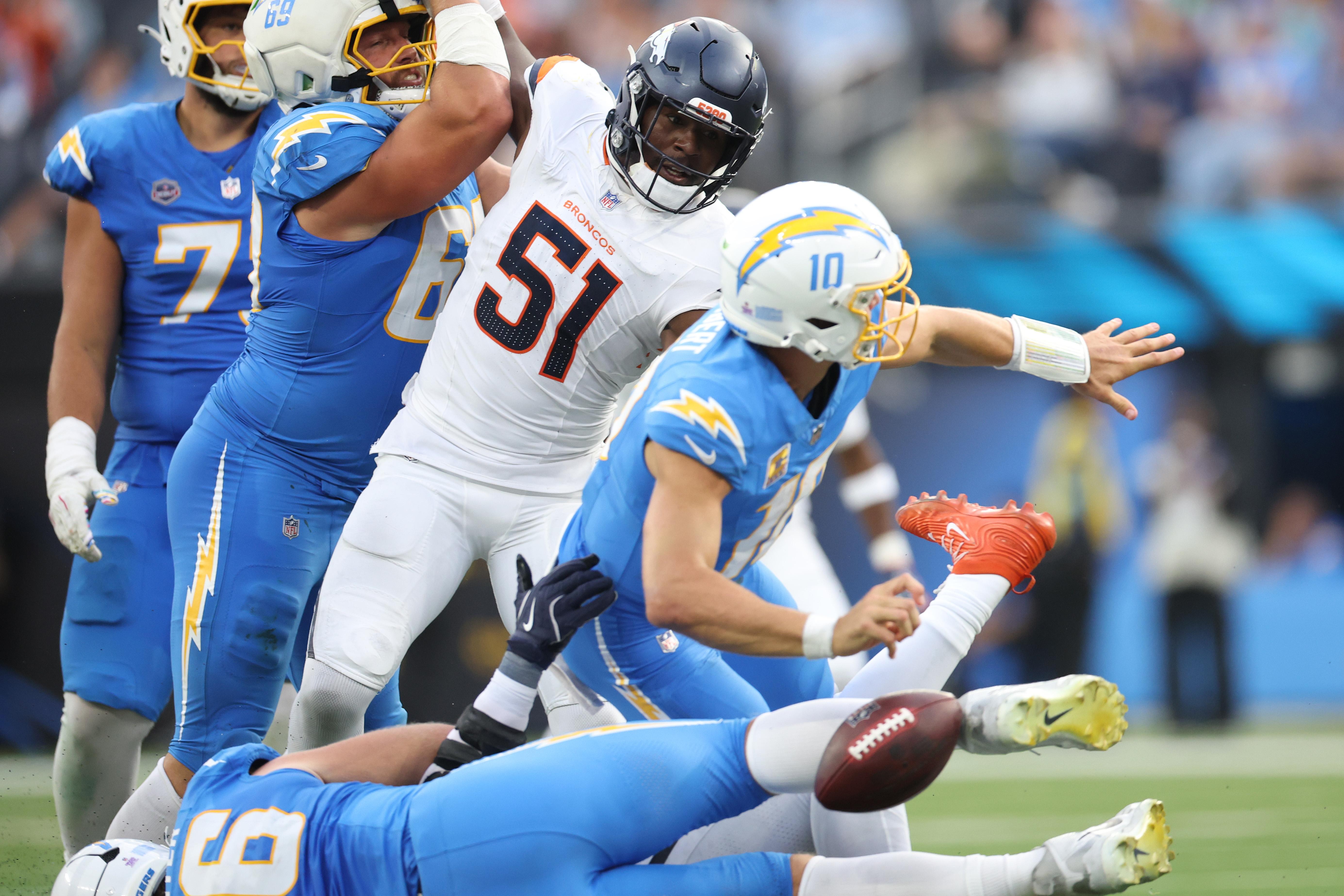 Que Robinson força um fumble de Justin Herbert em Broncos x Chargers.