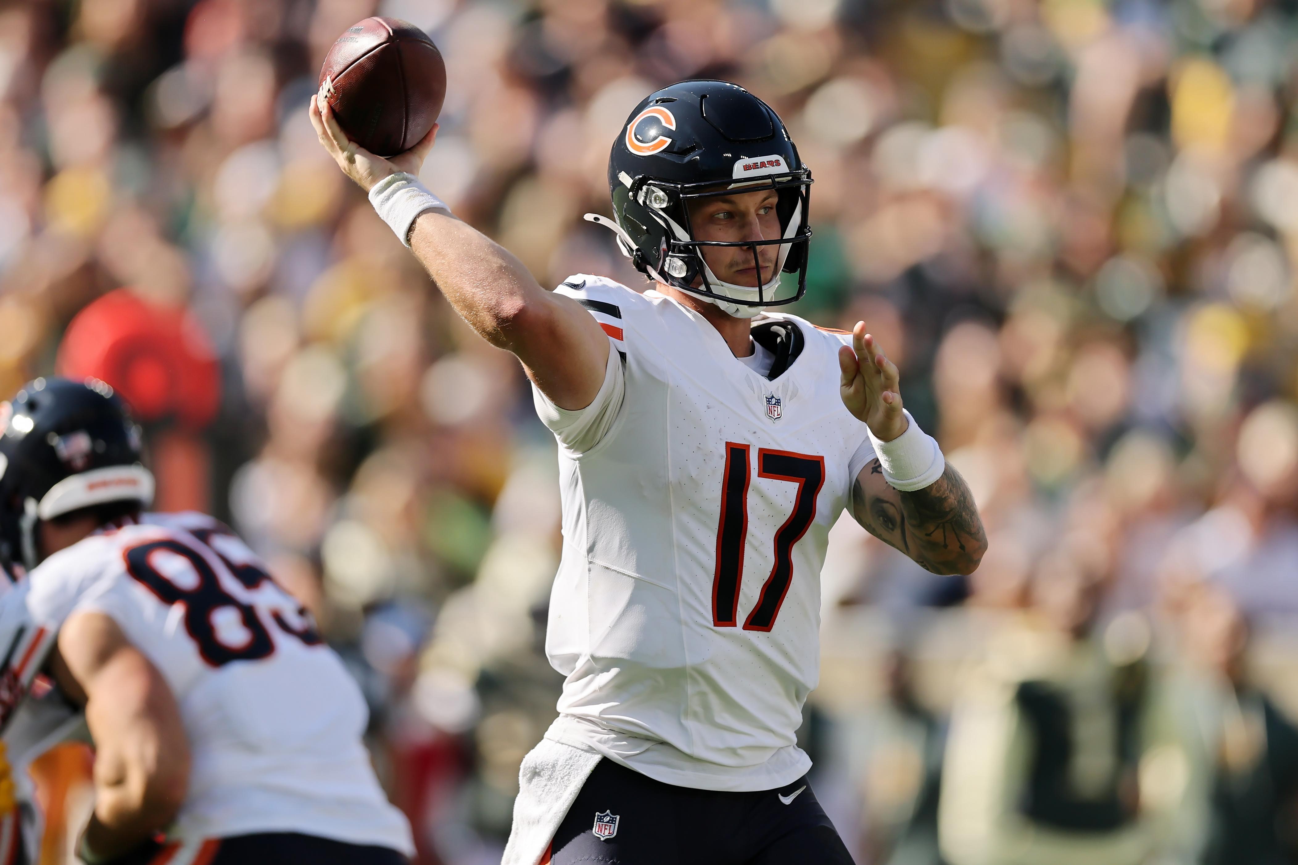 Tyson Bagent lança pelos Bears contra os Packers.