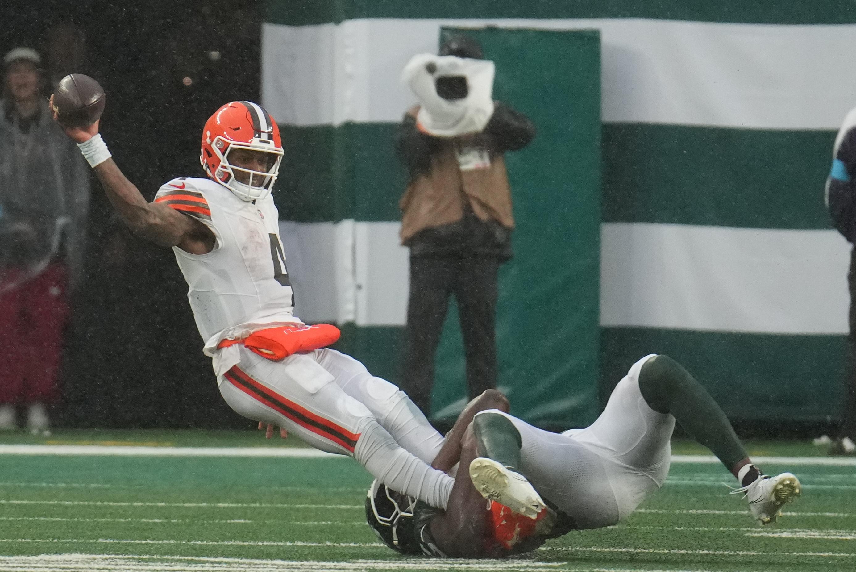 David Bailey derruba Deshaun Watson em Jets x Browns.