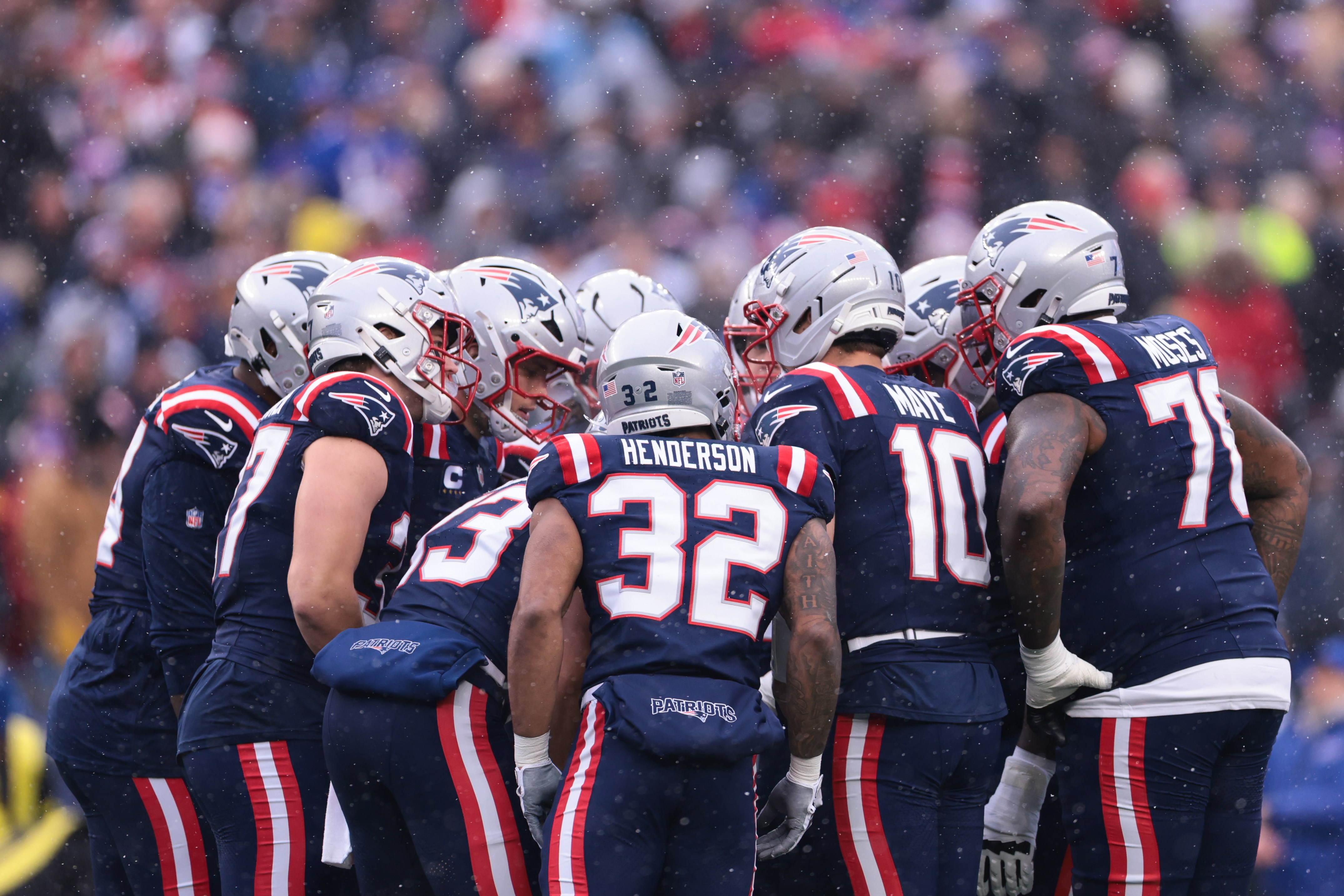 Jogadores dos New England Patriots reunidos em campo.