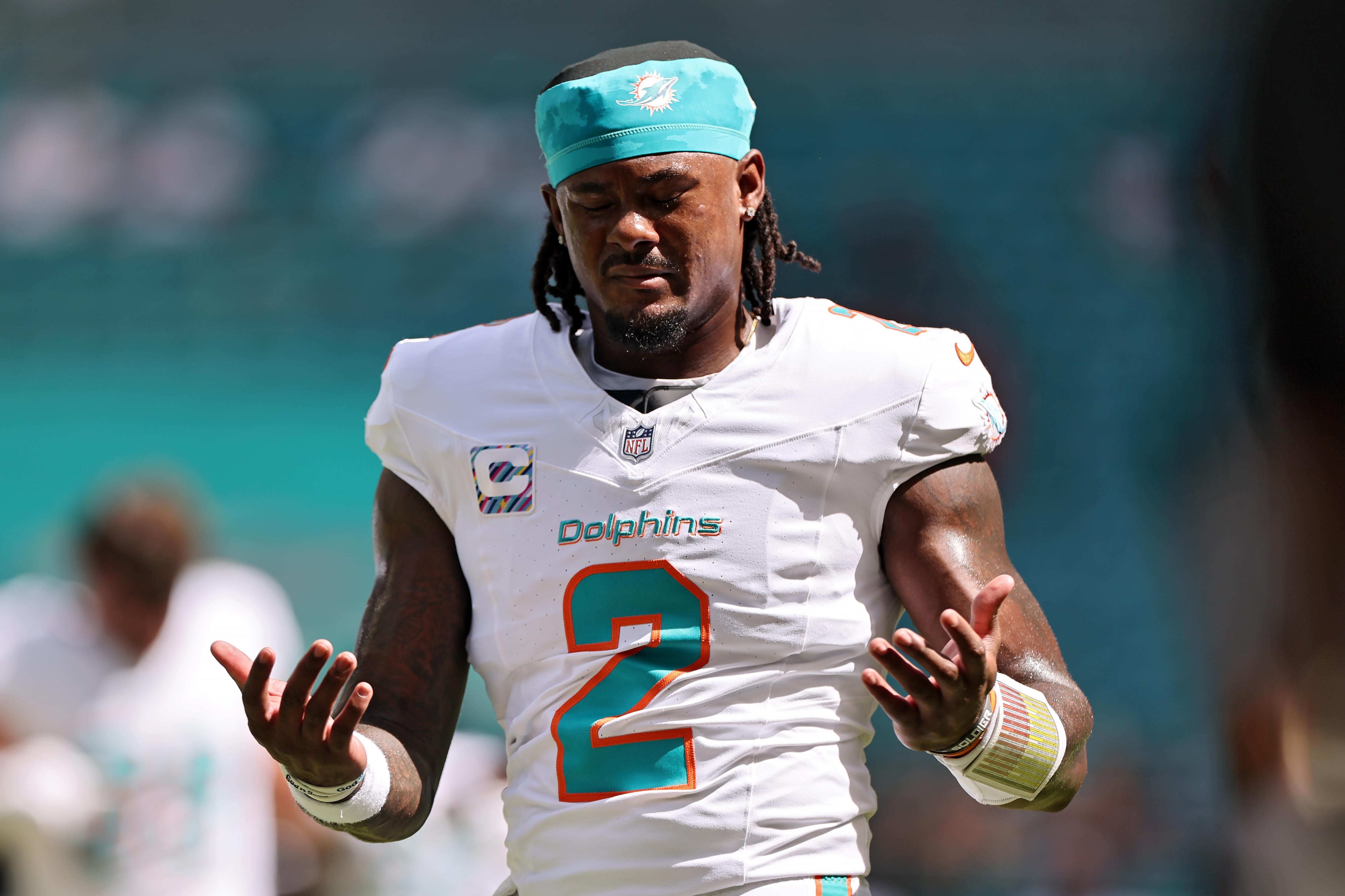 Malik Willis aquece pelos Dolphins antes do jogo contra os Bengals.