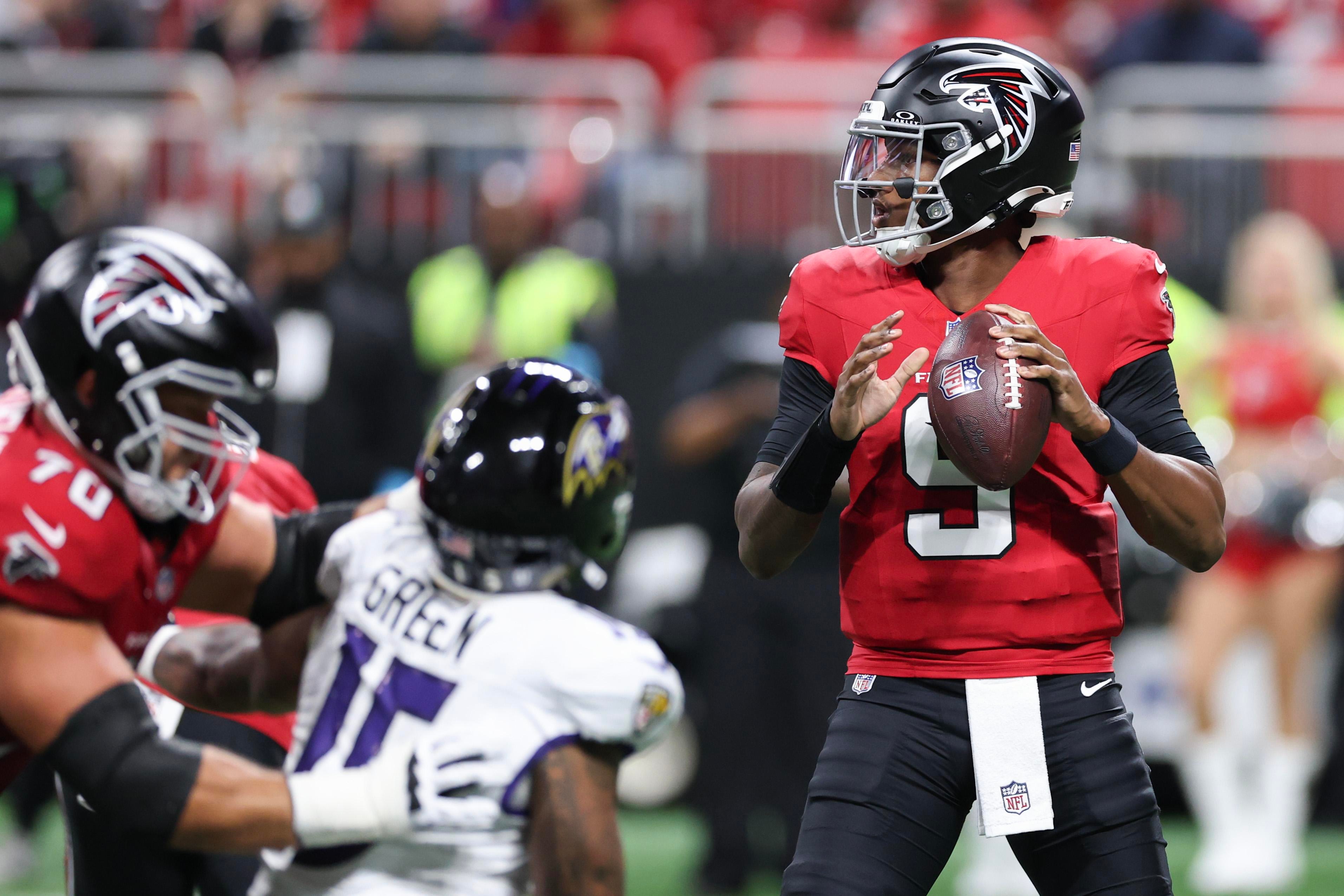 Michael Penix Jr. prepara um passe pelos Falcons contra os Ravens.