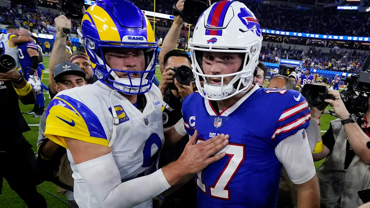 Matthew Stafford e Josh Allen após um confronto entre Rams e Bills.