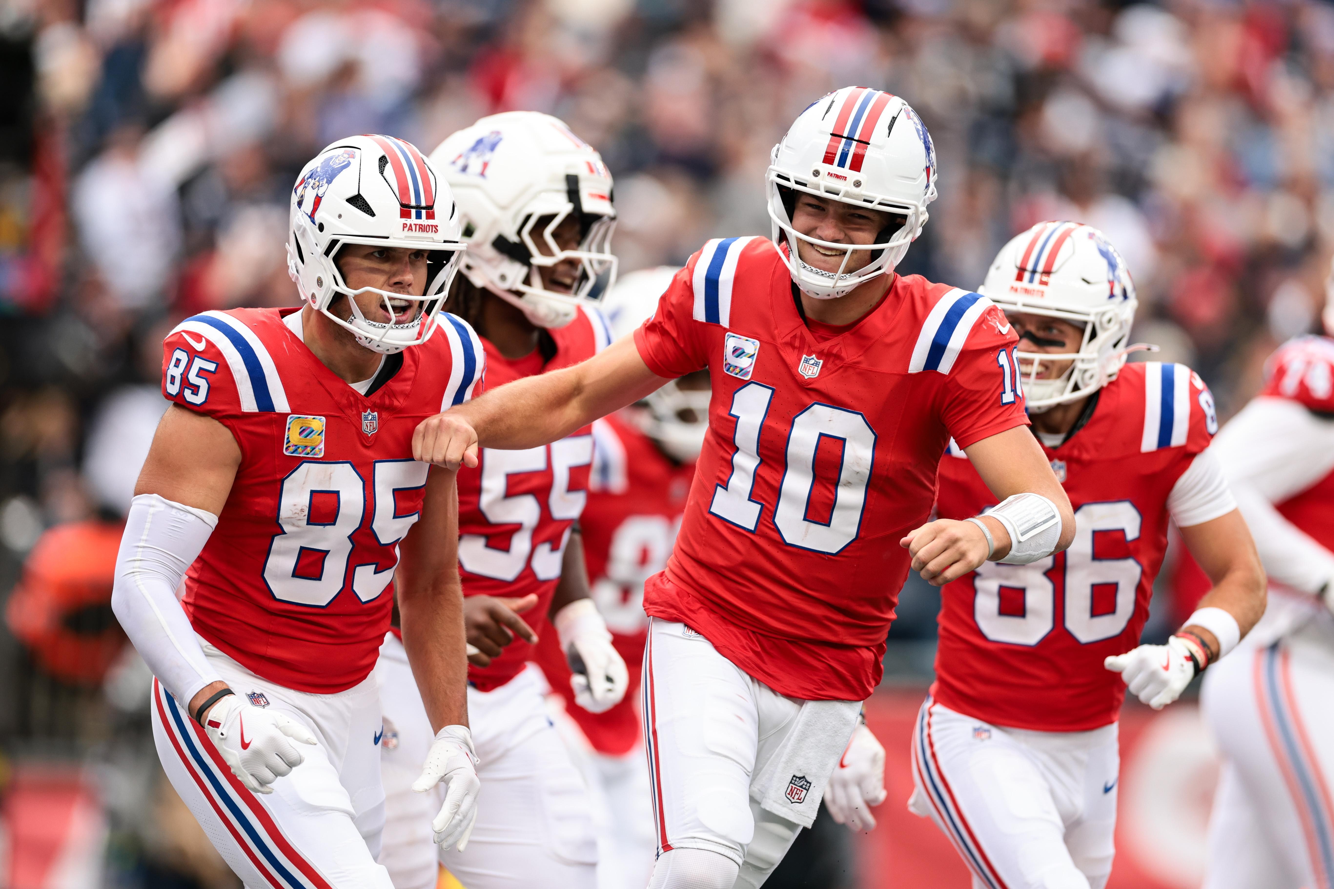 Drake Maye e companheiros dos Patriots comemoram contra os Raiders.