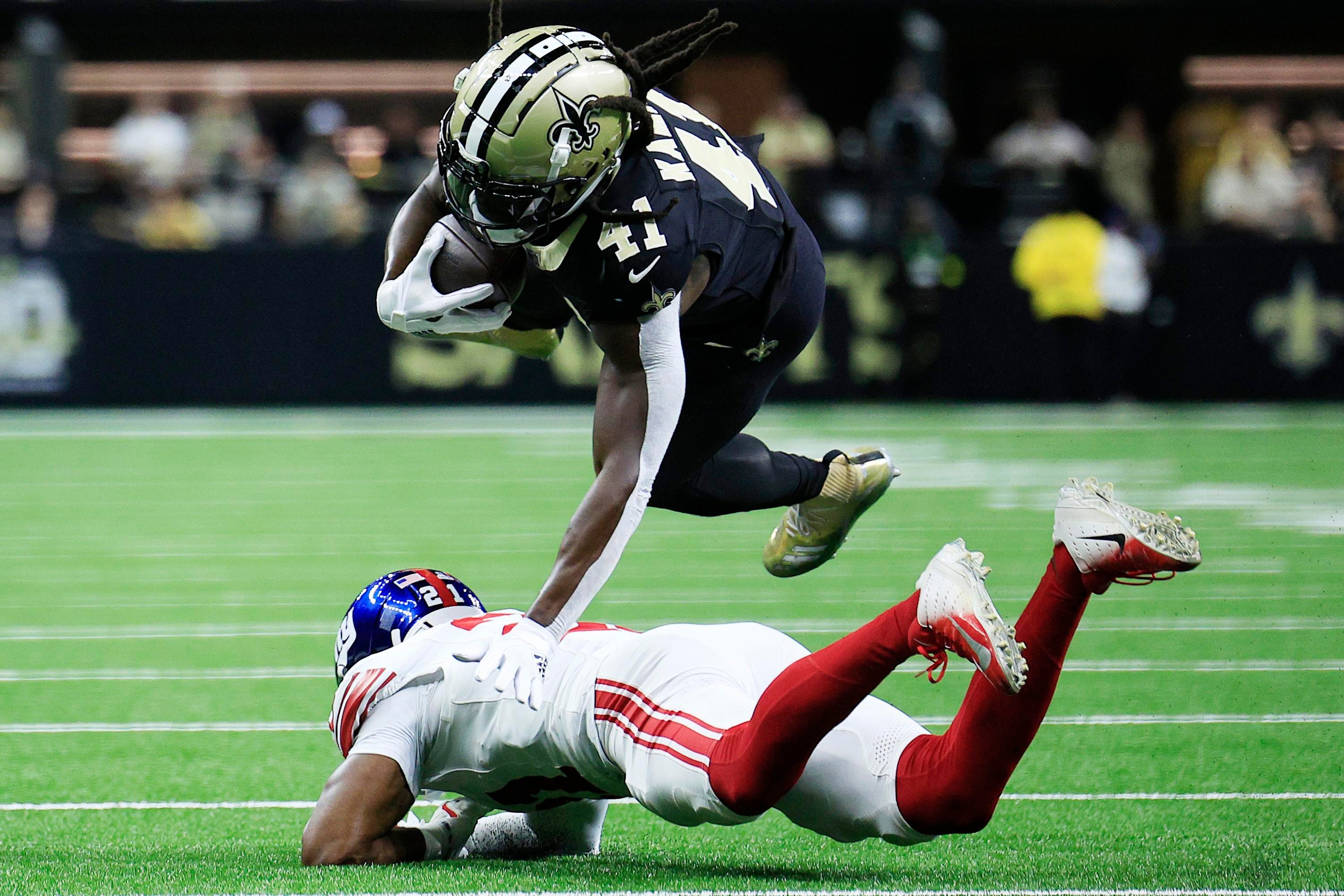 Alvin Kamara enfrenta a marcação dos Giants em partida de outubro de 2025.