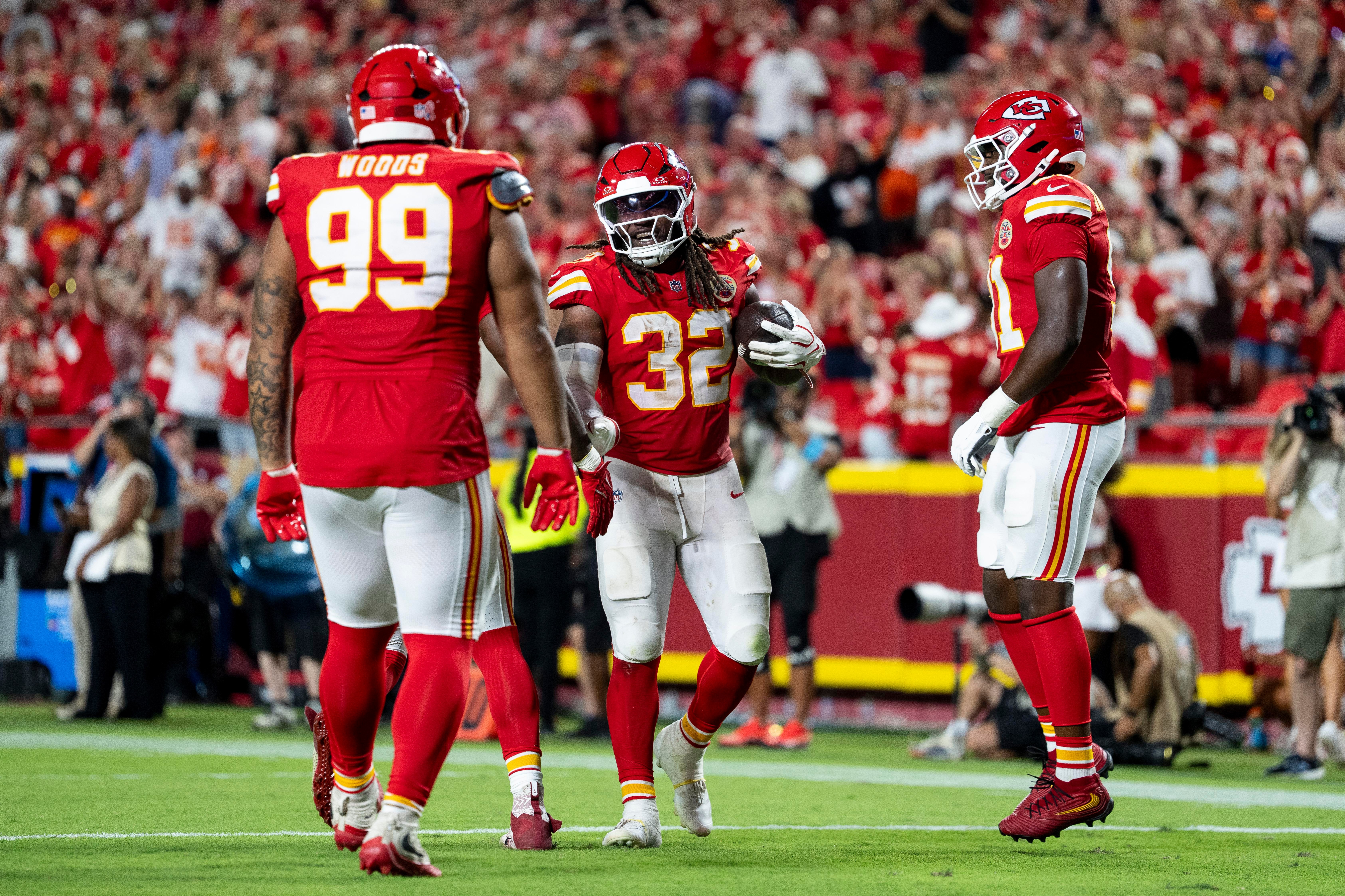 Jogadores da defesa dos Chiefs reunidos em campo.