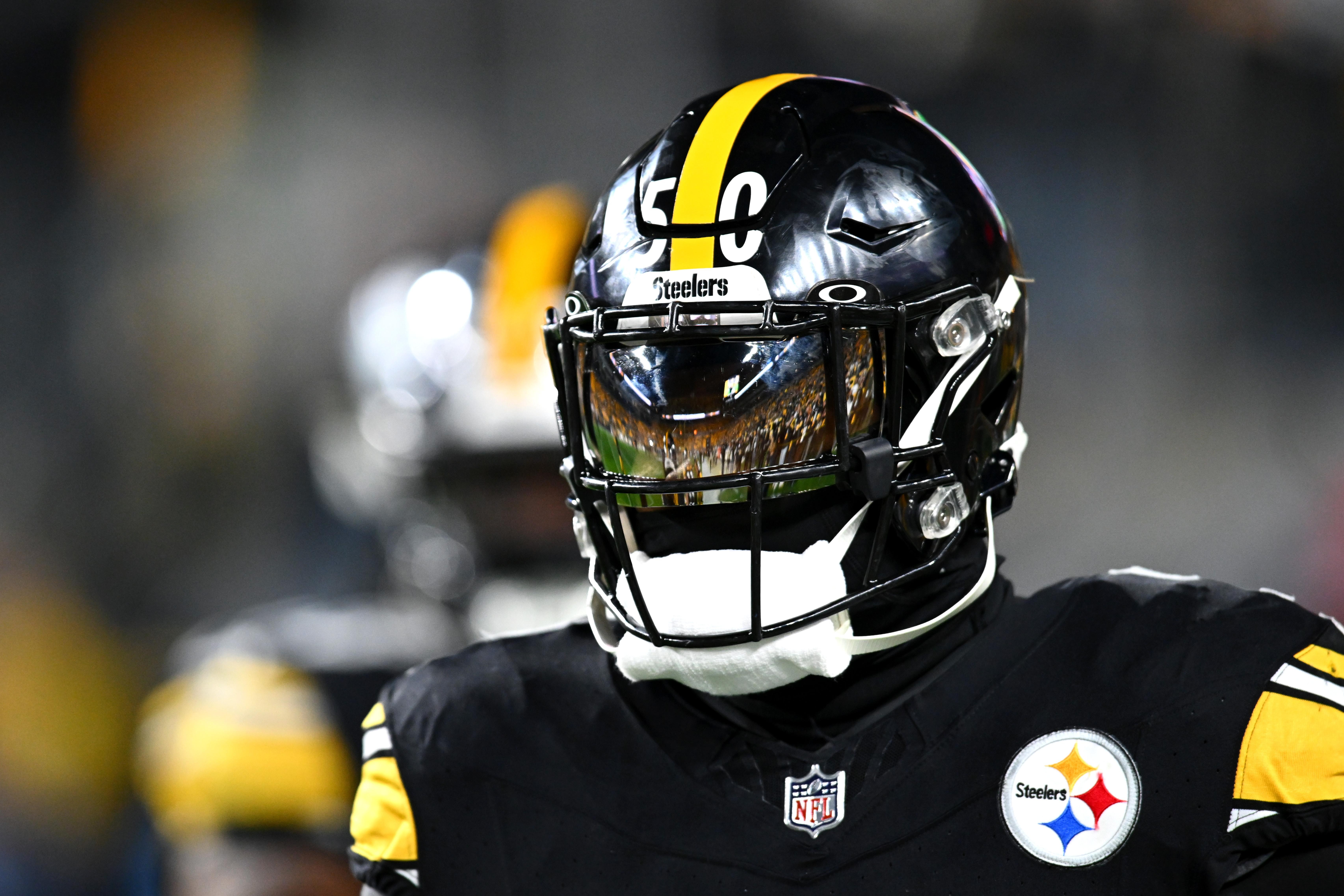 Elandon Roberts com o uniforme dos Steelers.