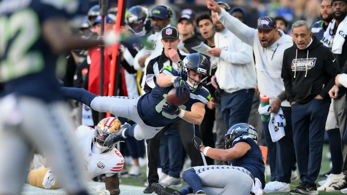 Cooper Kupp recebe um passe junto à lateral em Seahawks x 49ers.