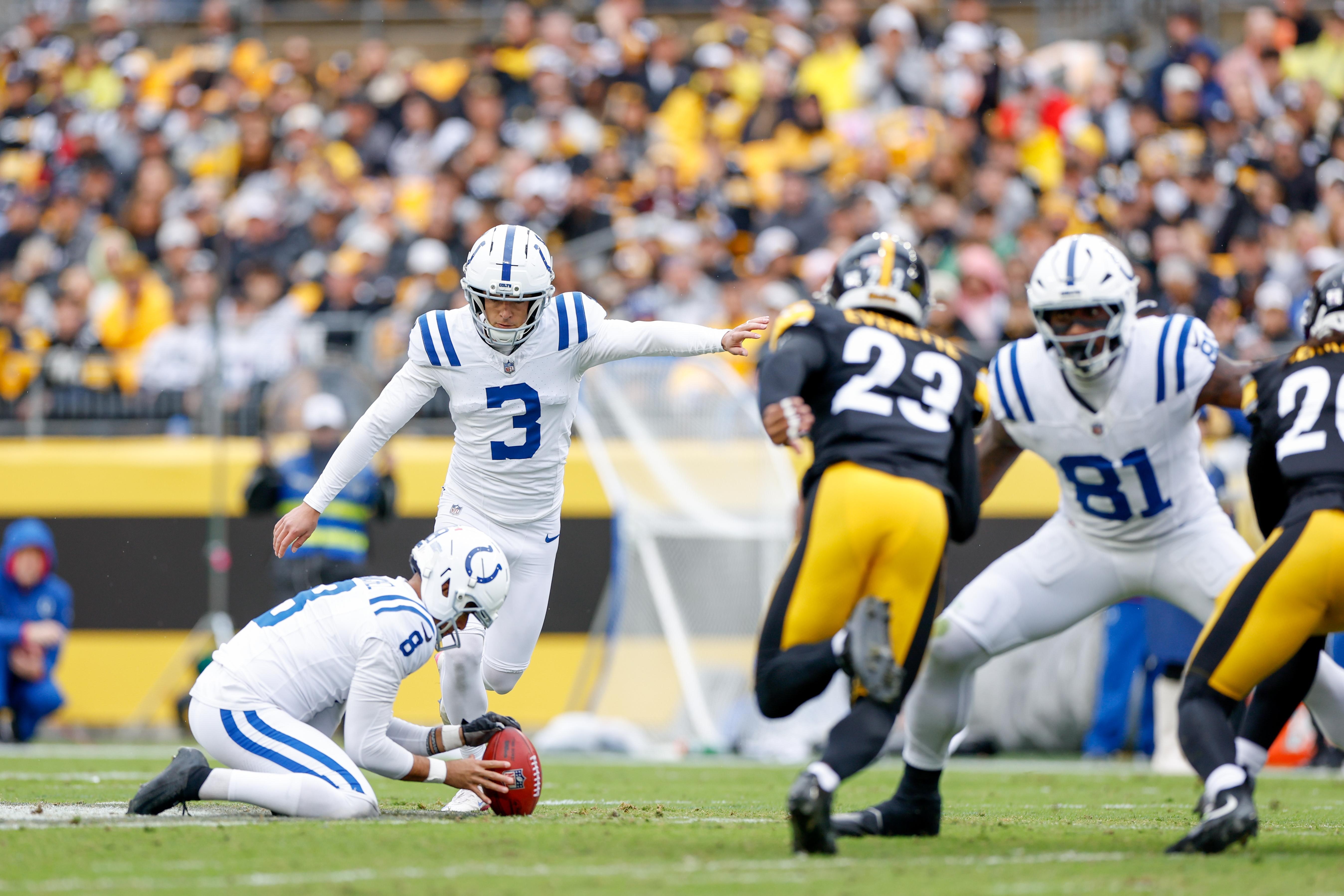 Spencer Shrader chuta um field goal pelos Colts contra os Steelers.