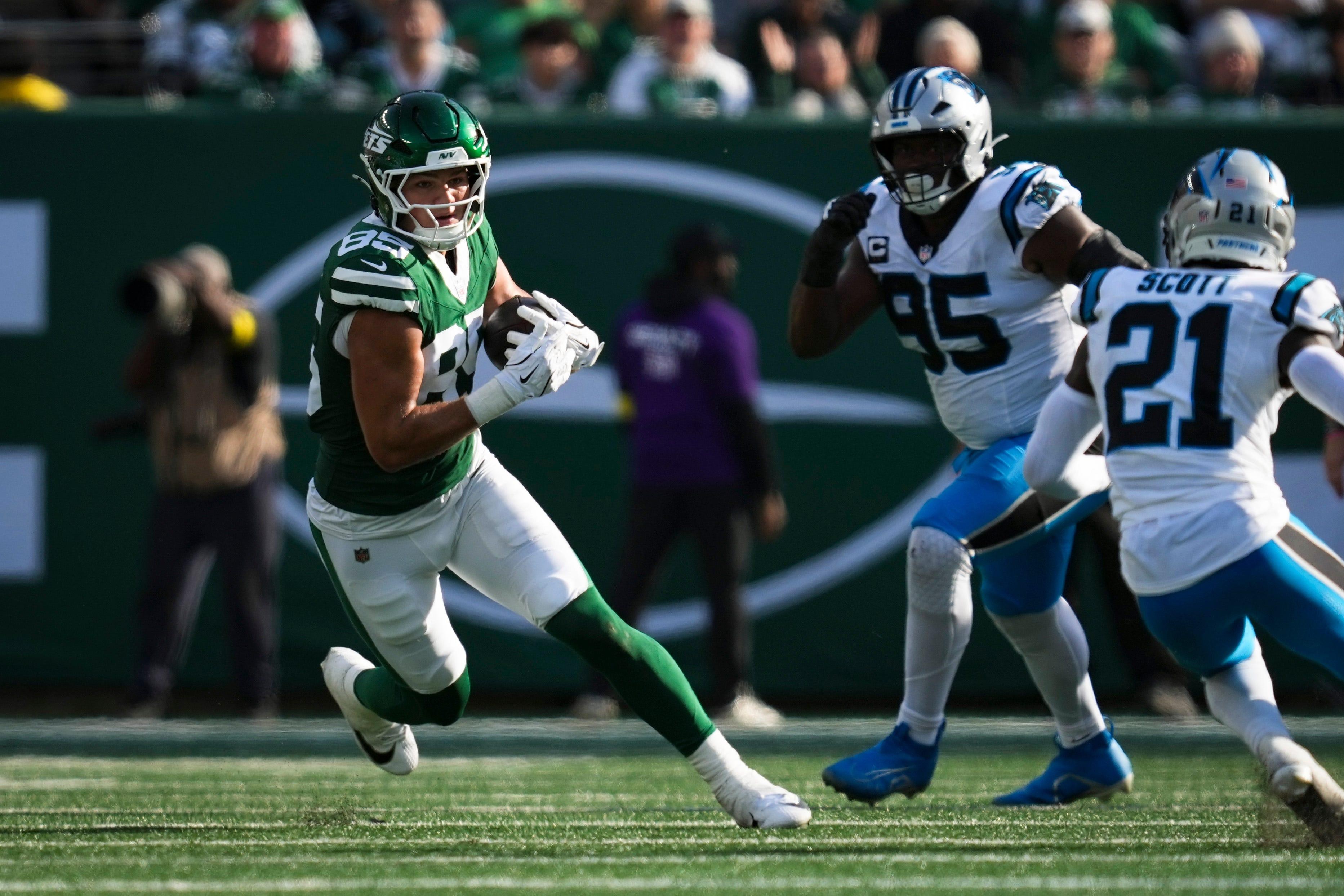 Mason Taylor, dos Jets, carrega a bola contra os Panthers no MetLife Stadium, em 19 de outubro de 2025.