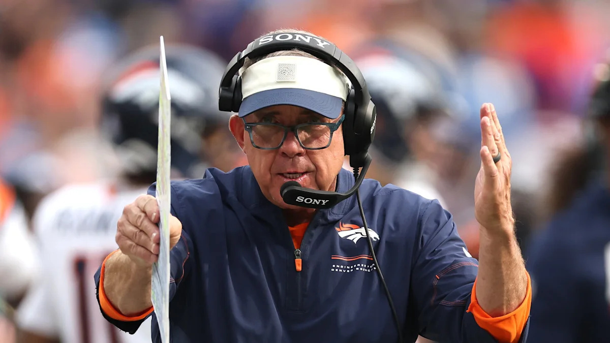 Sean Payton orienta o Denver Broncos.