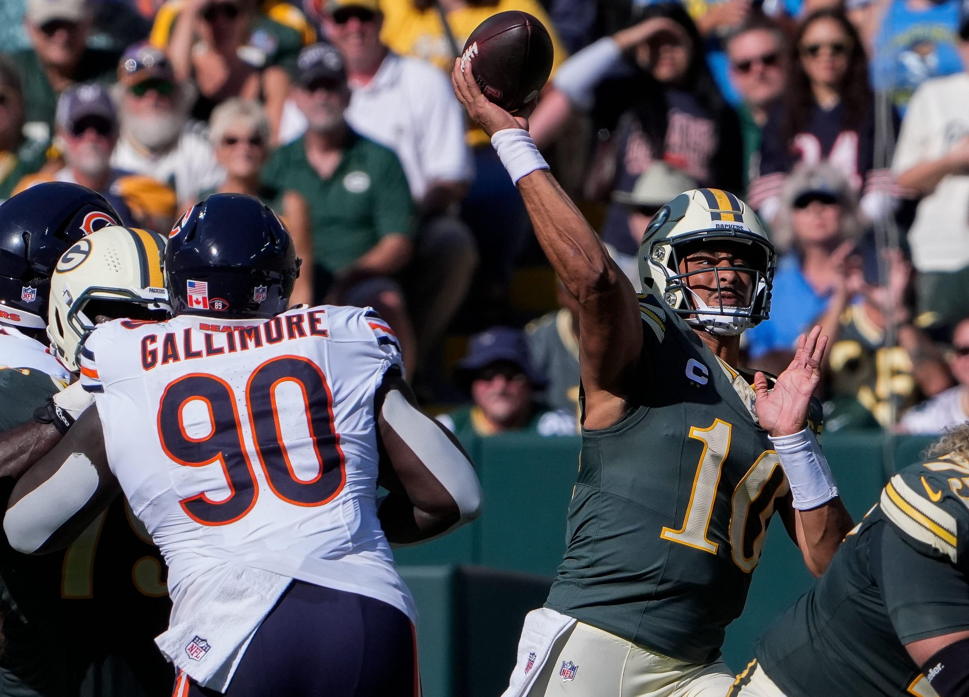 Jordan Love lança pelos Packers diante dos Bears.