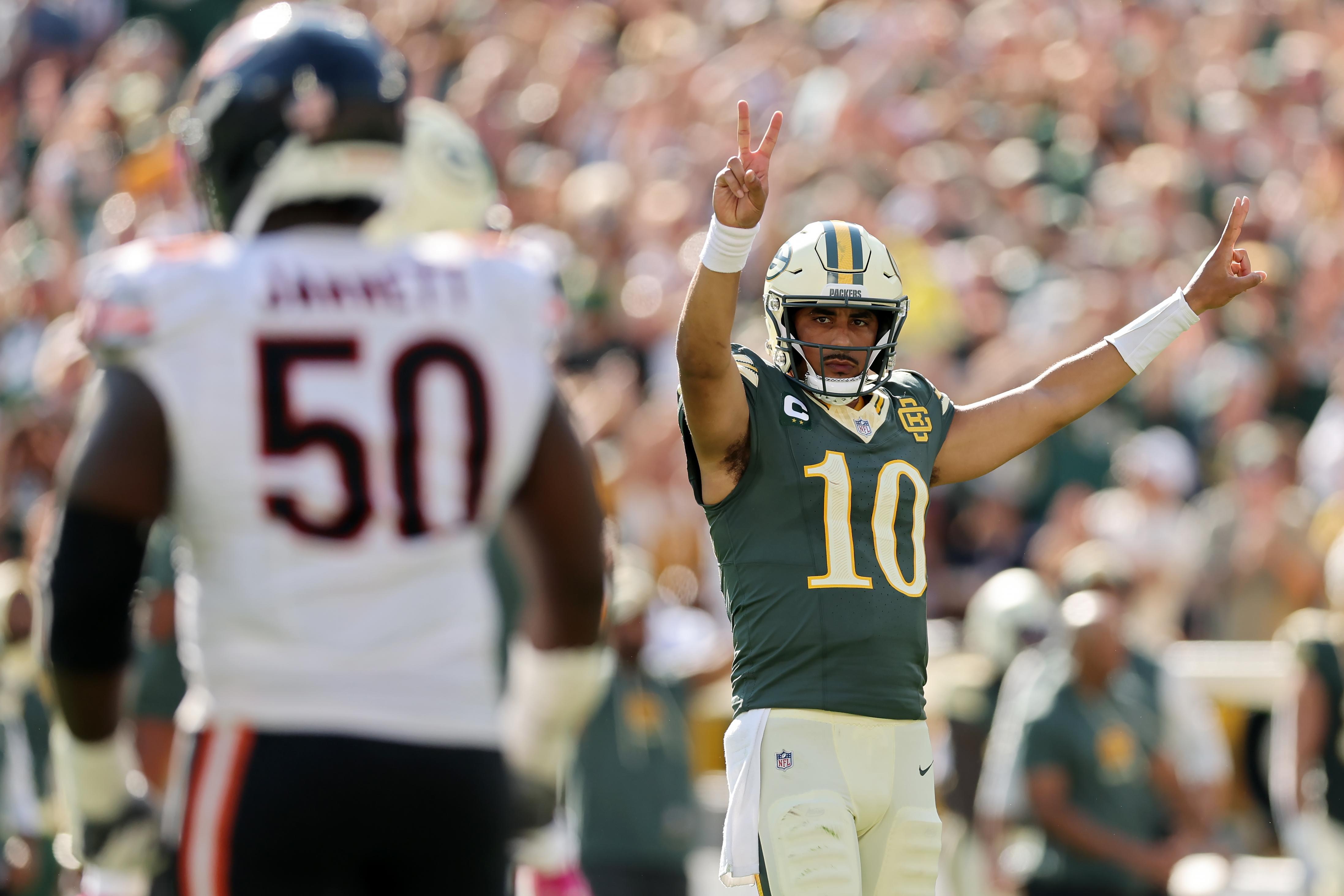 Jordan Love comemora uma jogada dos Packers contra os Bears.