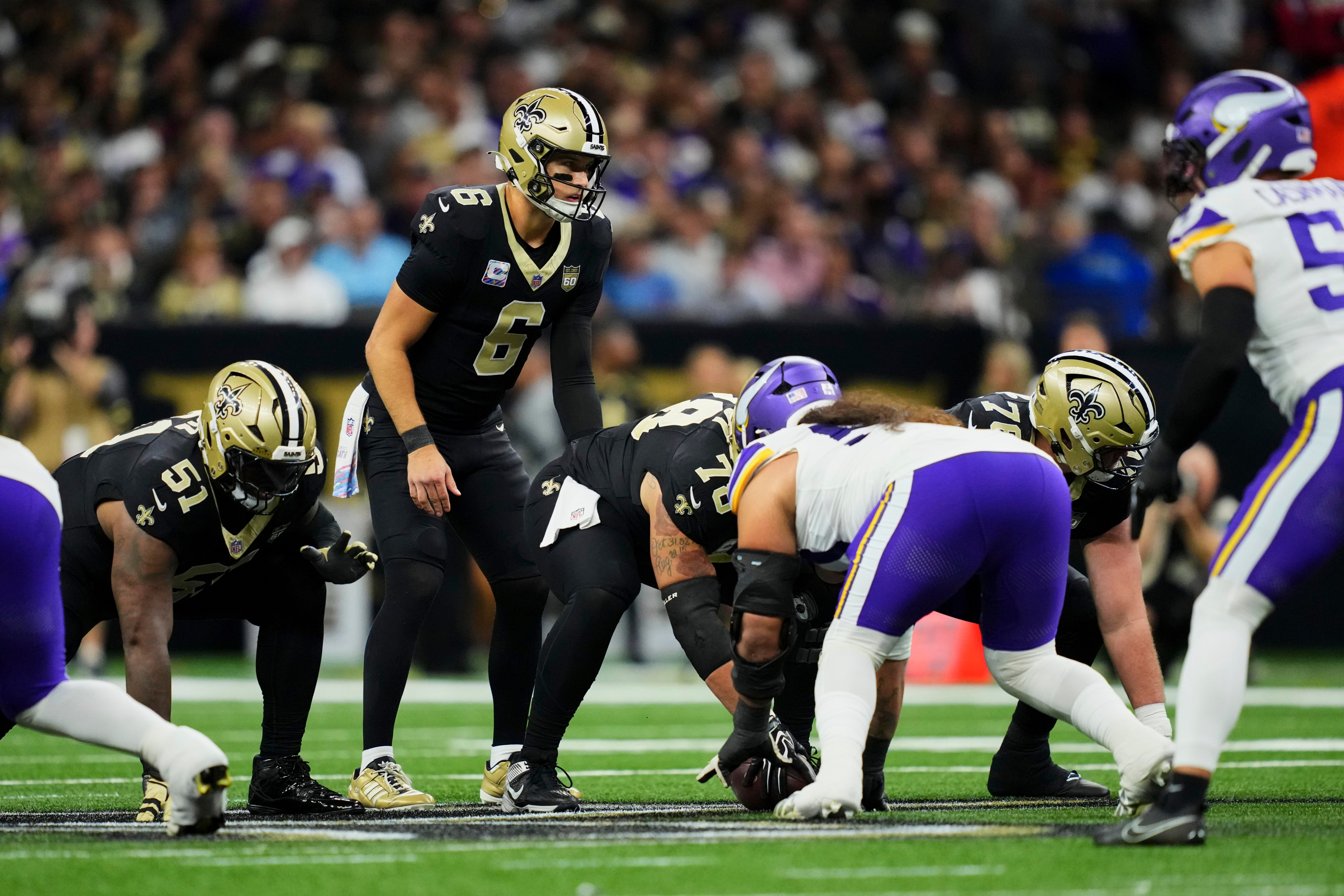 Tyler Shough orienta o ataque dos Saints diante dos Vikings.