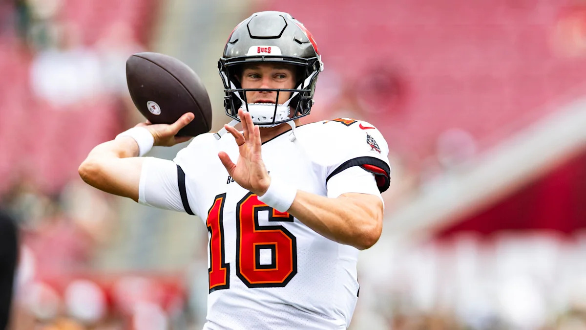 Easton Stick, quarterback dos Tampa Bay Buccaneers, prepara um passe.