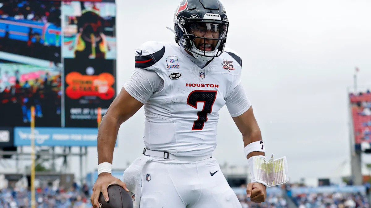 Jogador dos Texans durante aquecimento em campo.