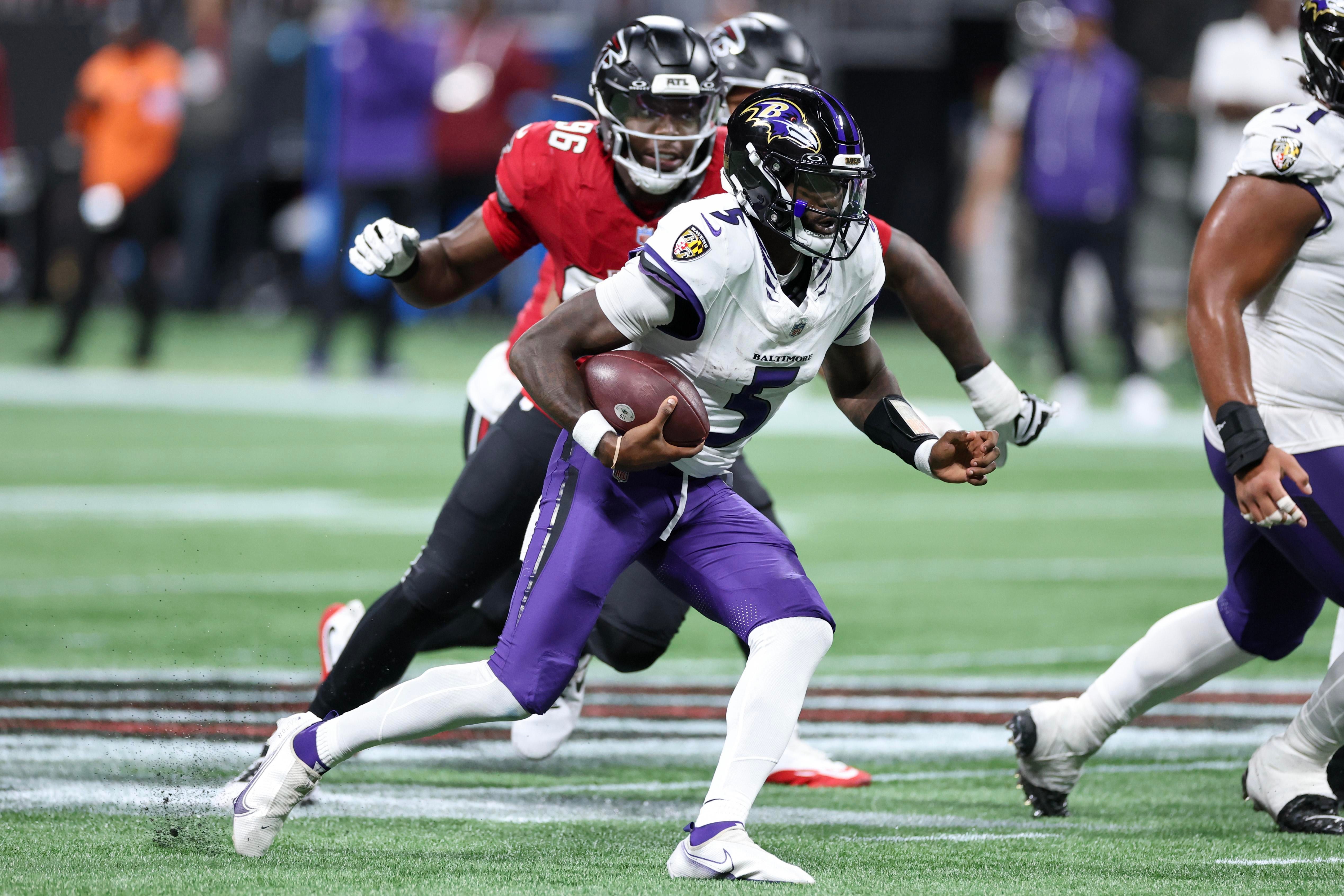 Tyler Huntley corre pelos Ravens contra os Falcons.