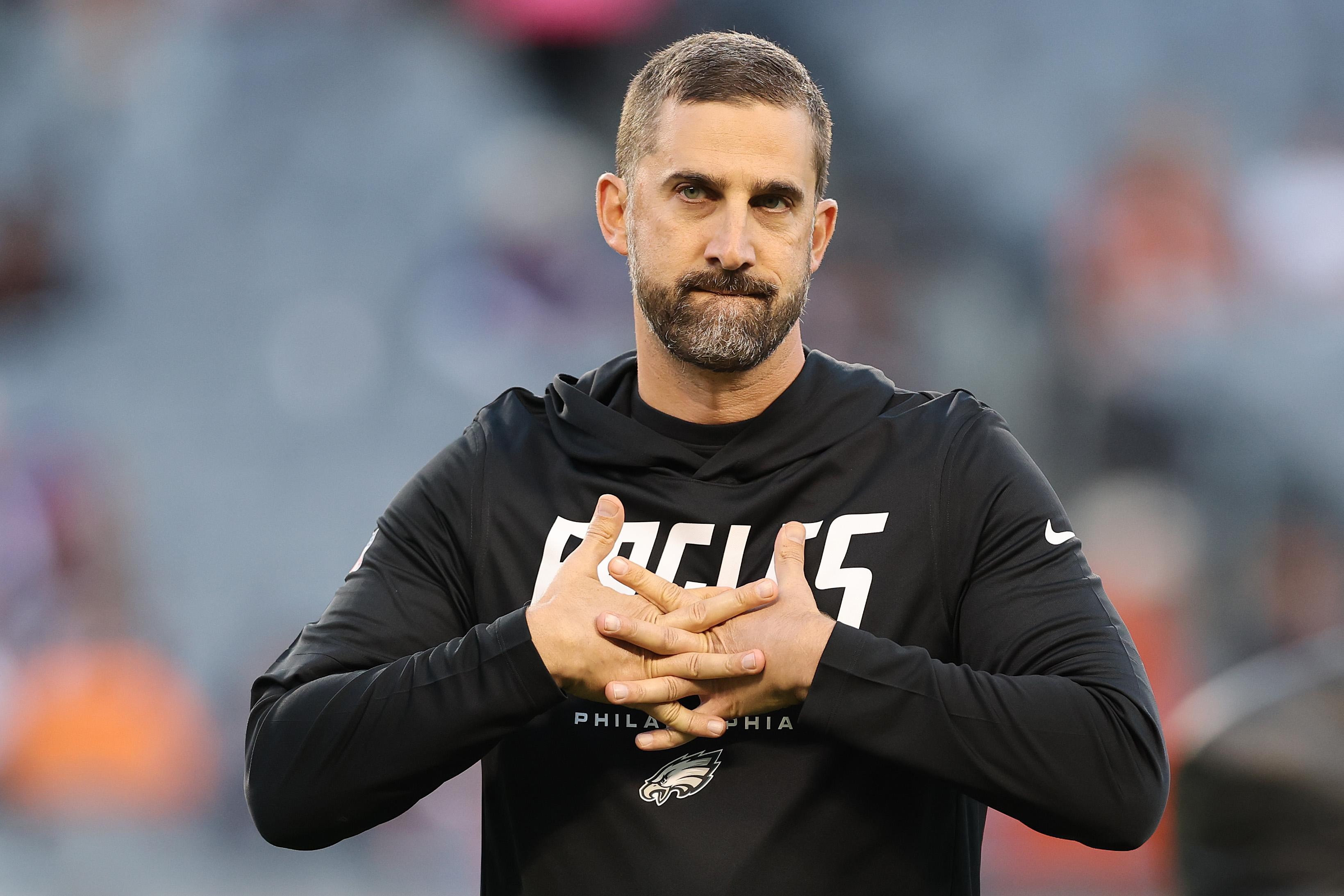 Nick Sirianni acompanha uma partida dos Eagles.