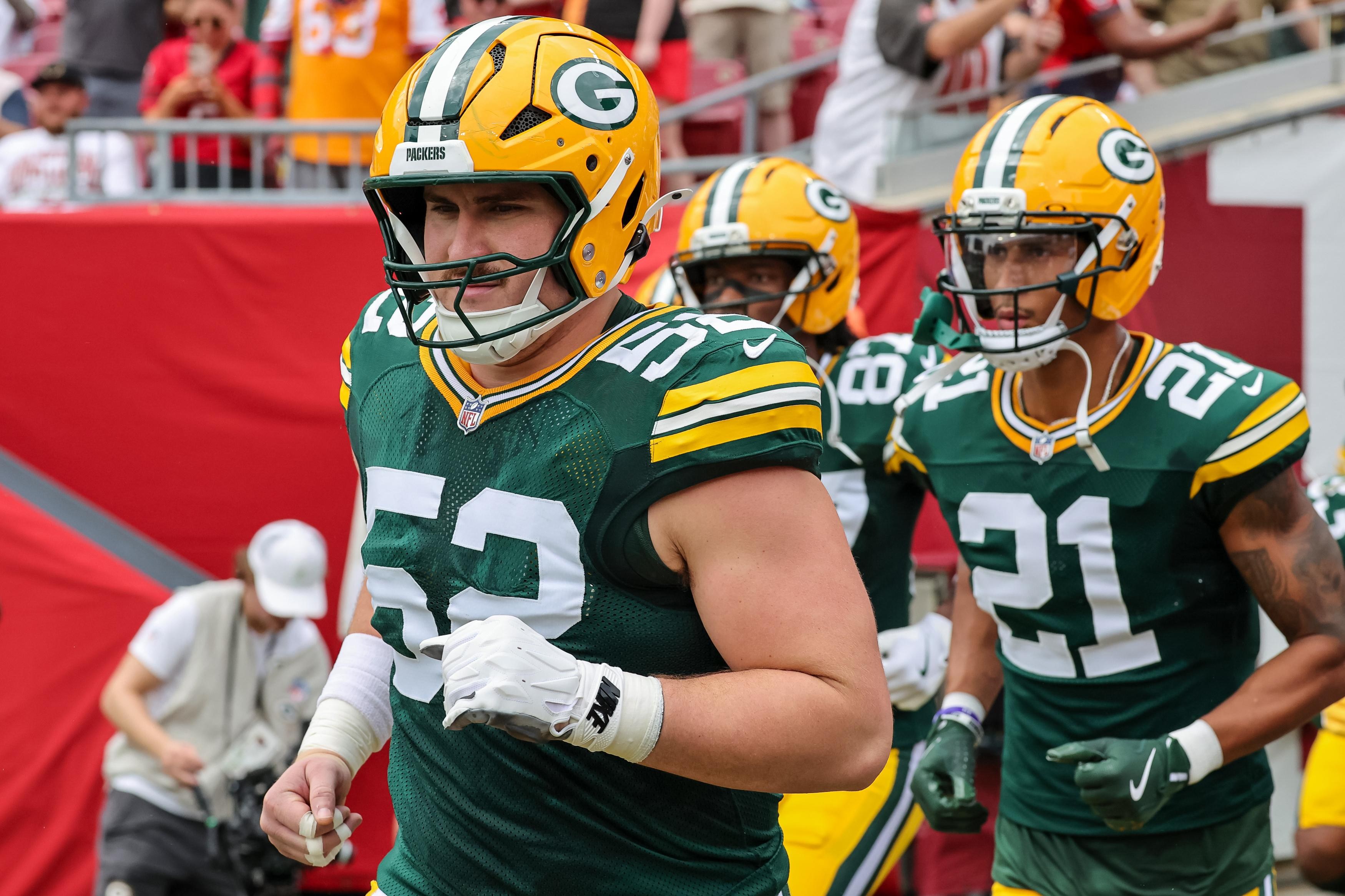 Jogadores da linha ofensiva dos Green Bay Packers em campo.