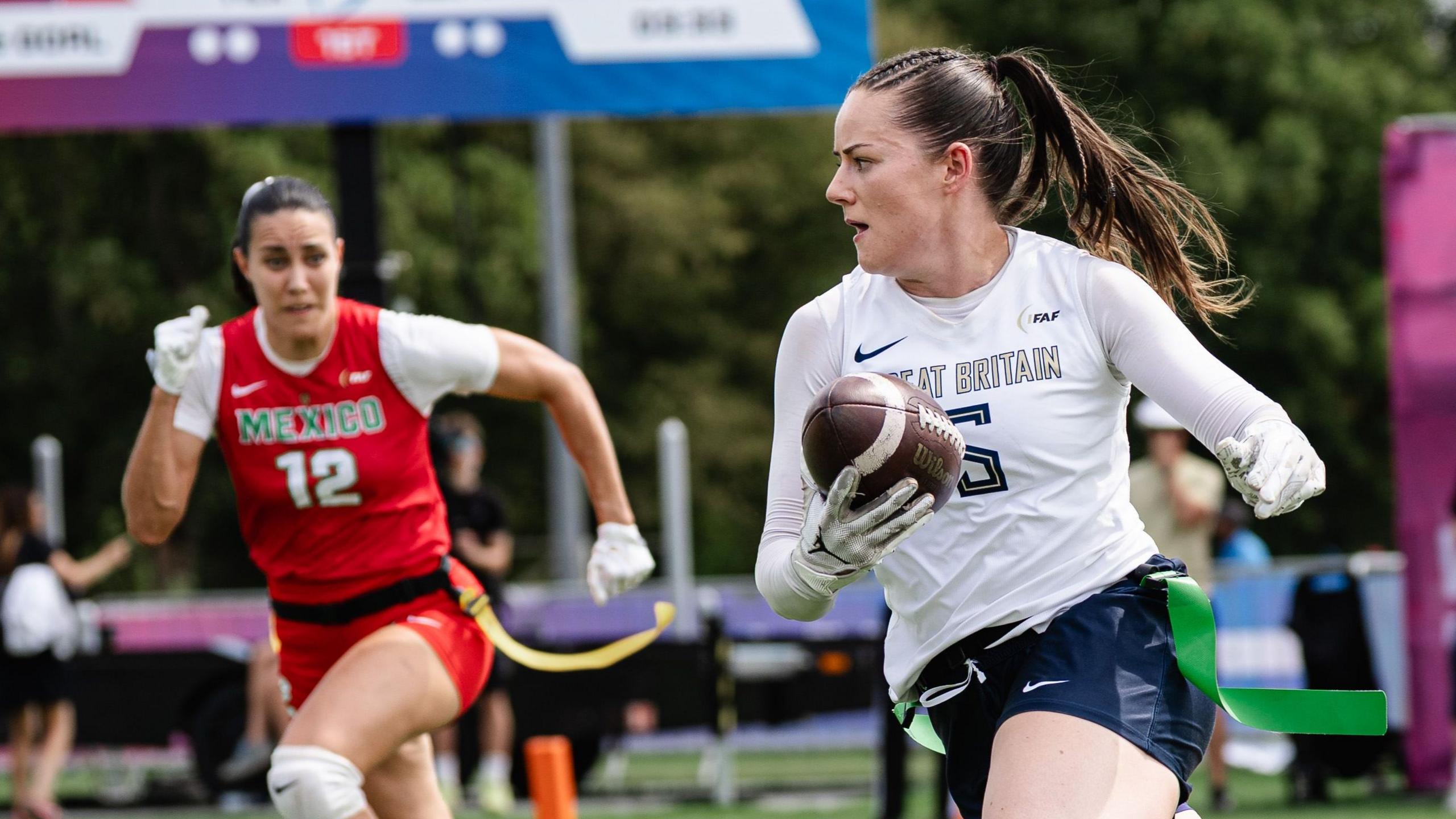 Grace Conway, da Grã-Bretanha, corre com a bola contra o México no Mundial de flag football de 2026.