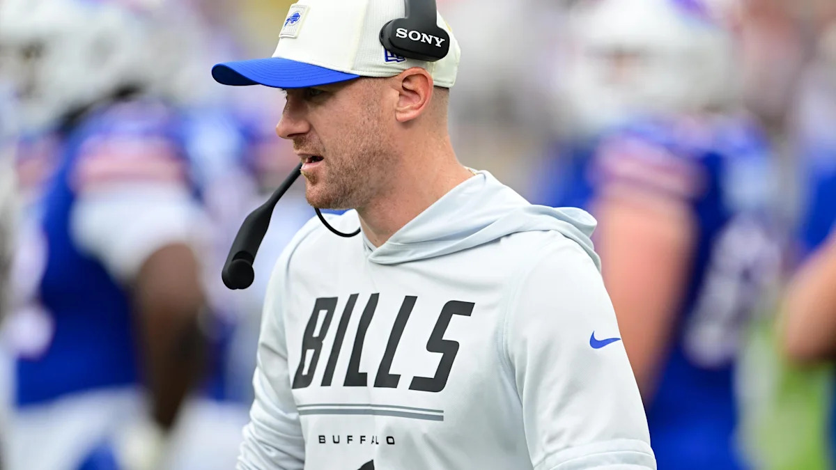 Joe Brady orienta o Buffalo Bills.
