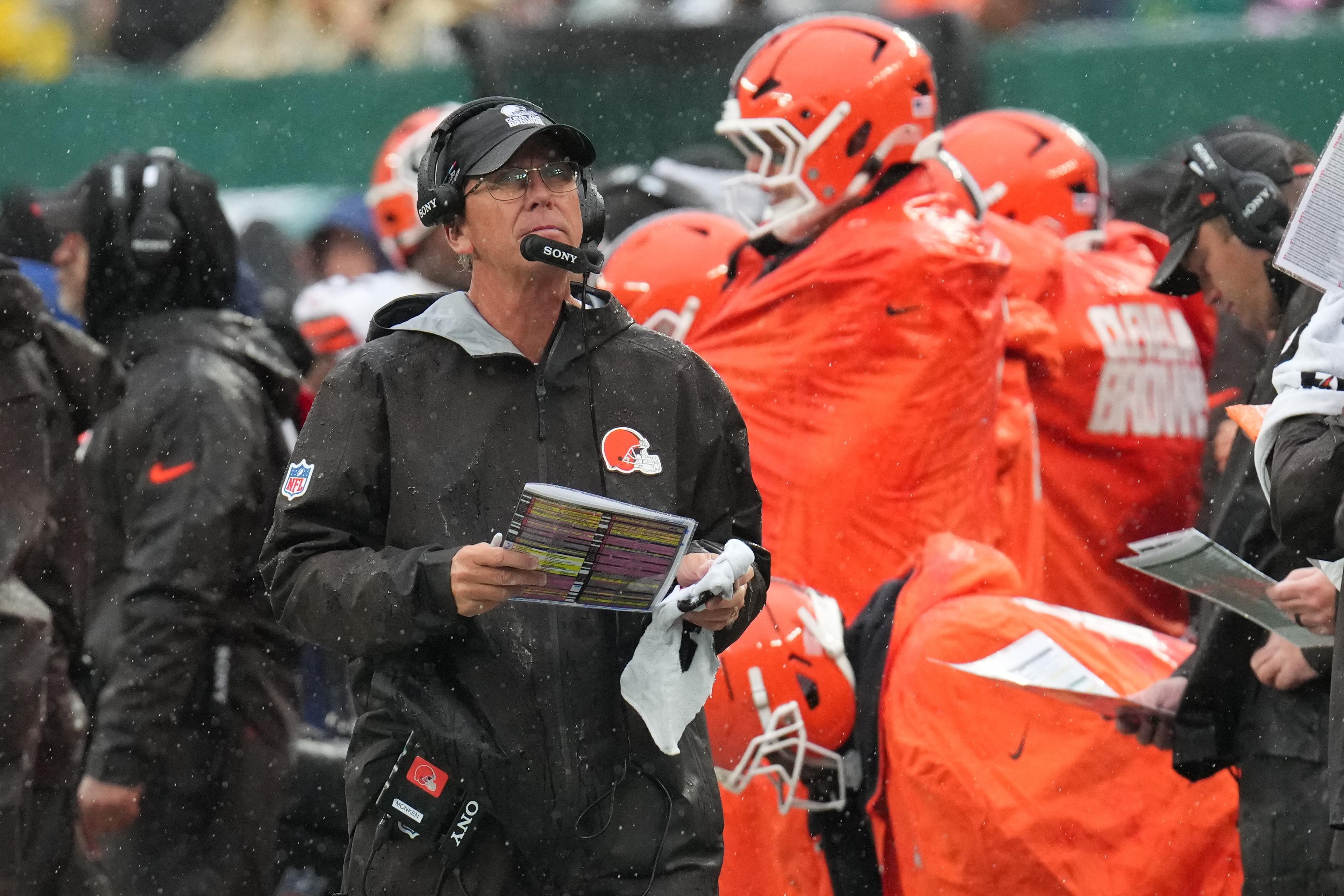 Kevin Stefanski e jogadores dos Browns em campo.