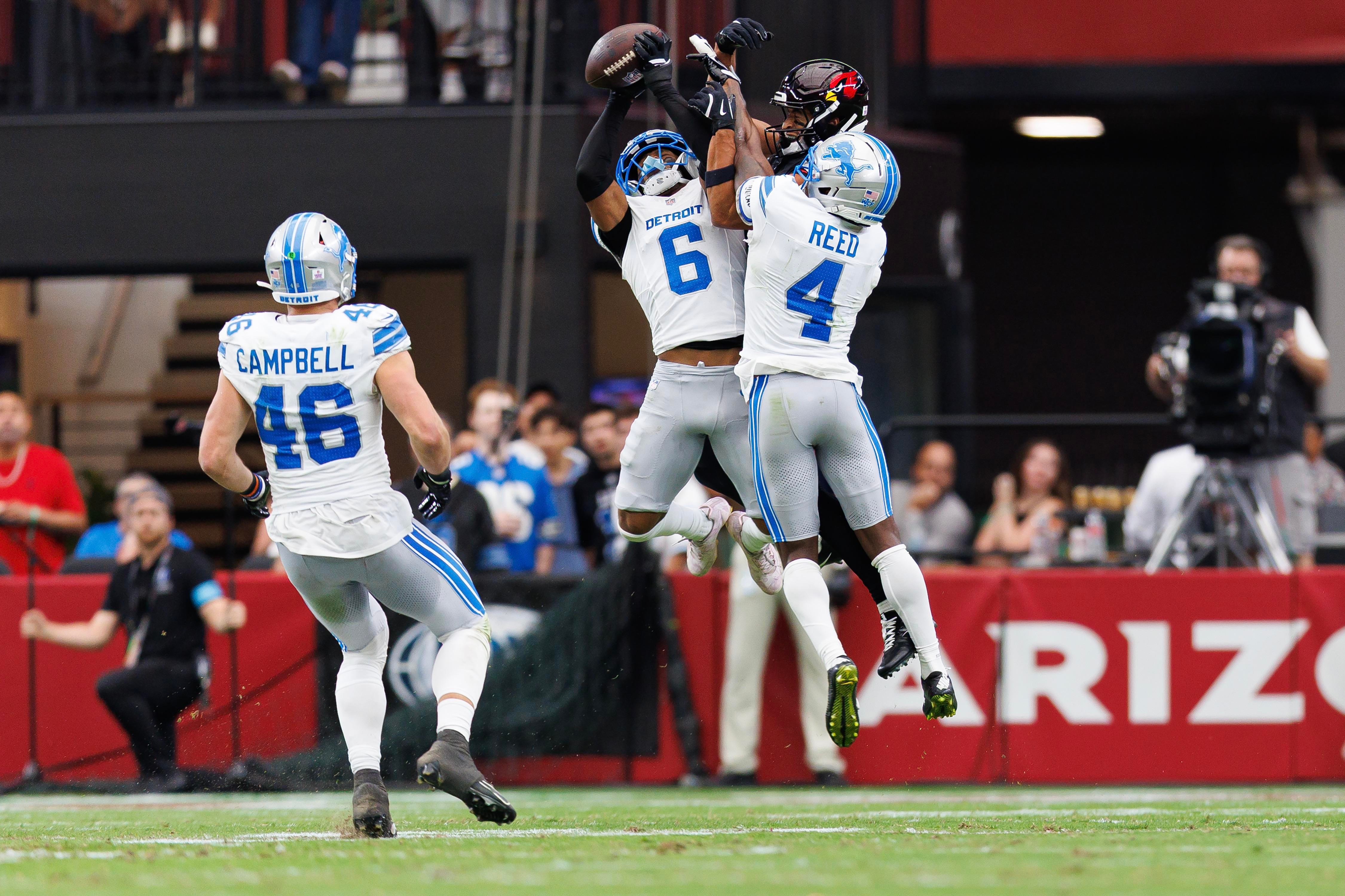 Keith Abney disputa uma bola na secundária dos Lions contra Arizona.