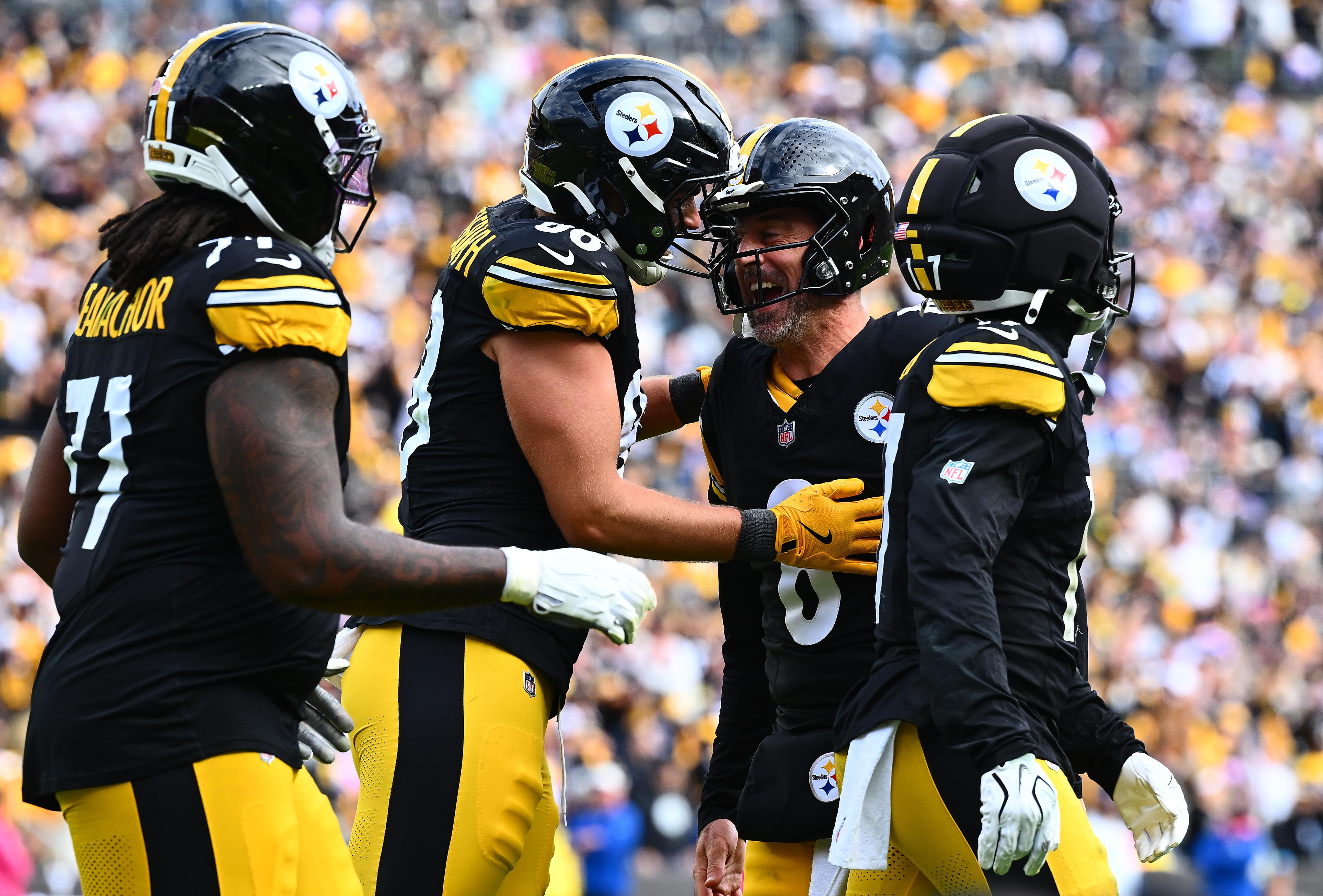 Jogadores dos Steelers reunidos em campo.