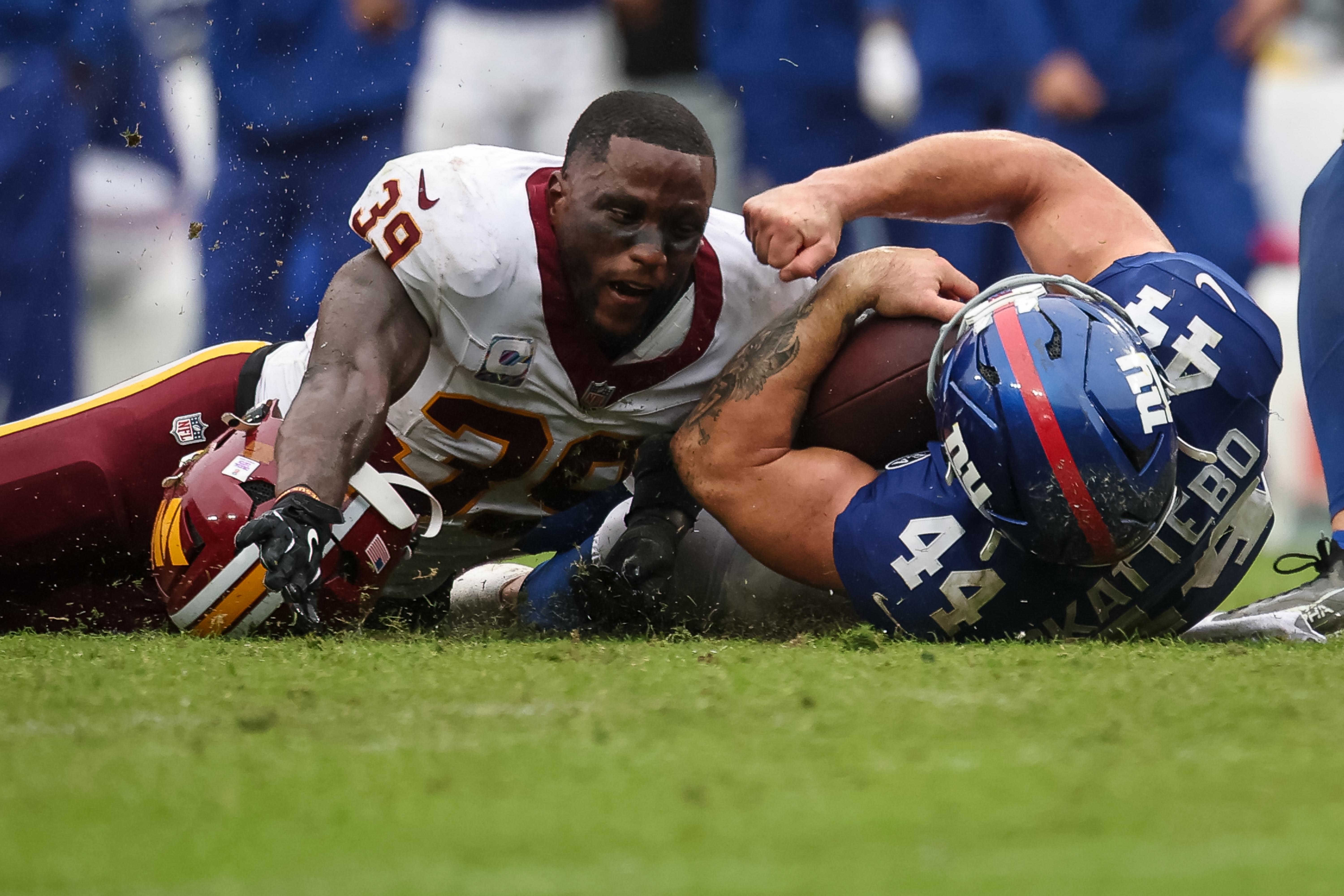 Jeremy Reaves participa de um tackle sobre jogador dos Giants.
